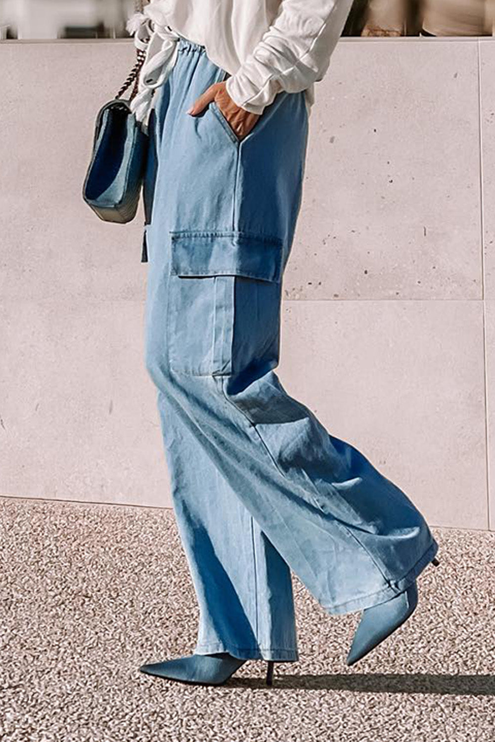 Sky Blue Drawstring High Waist Cargo Pocket Wide Leg JeansMaterial:100%Lyocell



		The high-waist jeans allow for freedom of movement
	
	
		The cargo pockets add a touch of utility and functionality
	
	
		You can e