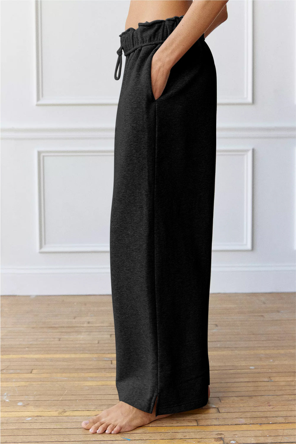 Black Elastic High Waist Drawstring Wide Leg PantsMaterial:75%Polyester+25%Cotton

• Crafted from high-quality black elastic fabric, these wide-leg pants offer both style and comfort for all-day wear.
• The high w