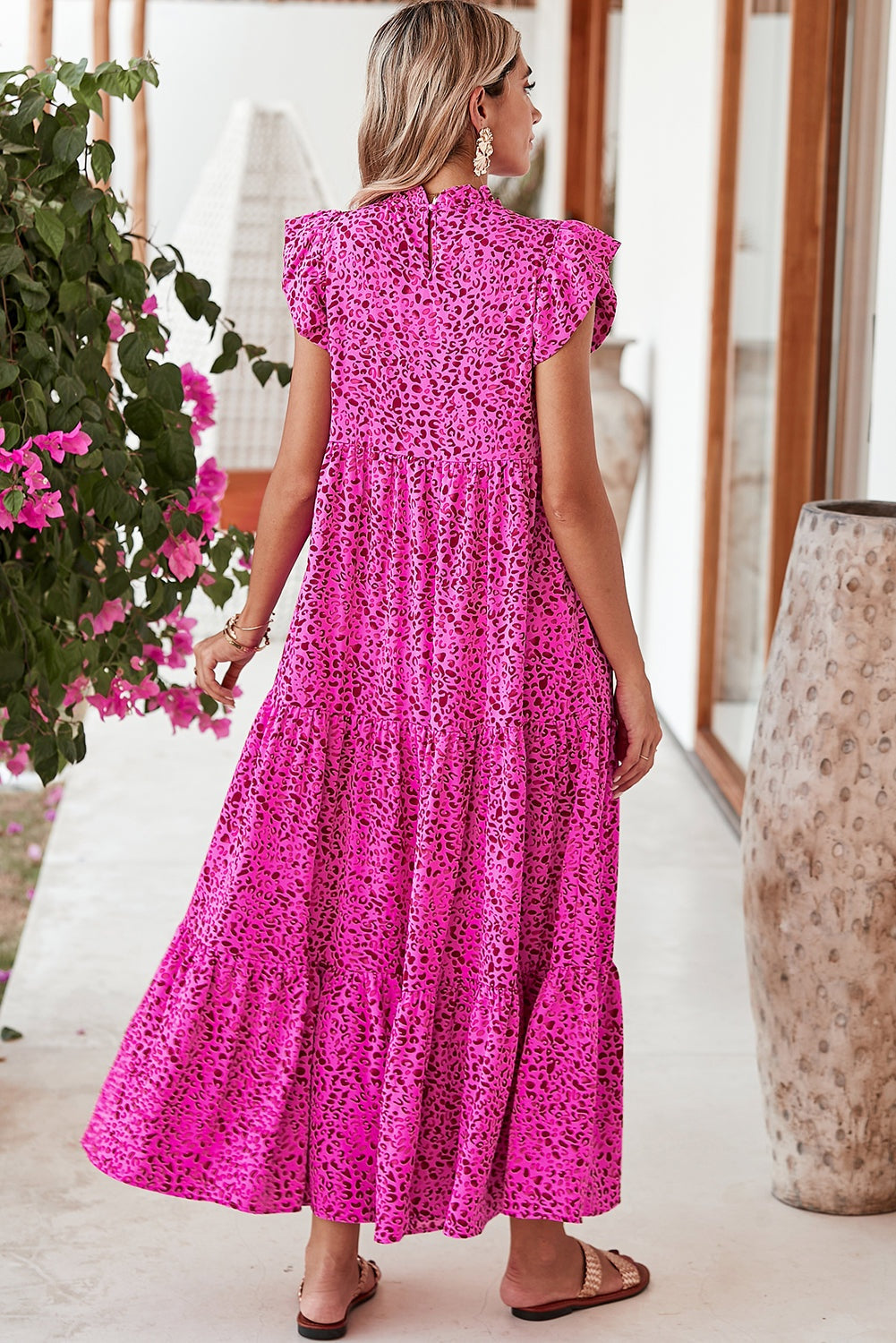 Rose Red Leopard Print Ruffle Sleeveless Maxi DressMaterial:100%Polyester



		The dress is designed with ruffle sleeves, which add a feminine and playful element to the garment.
	
	
		The dress is sleeveless, a