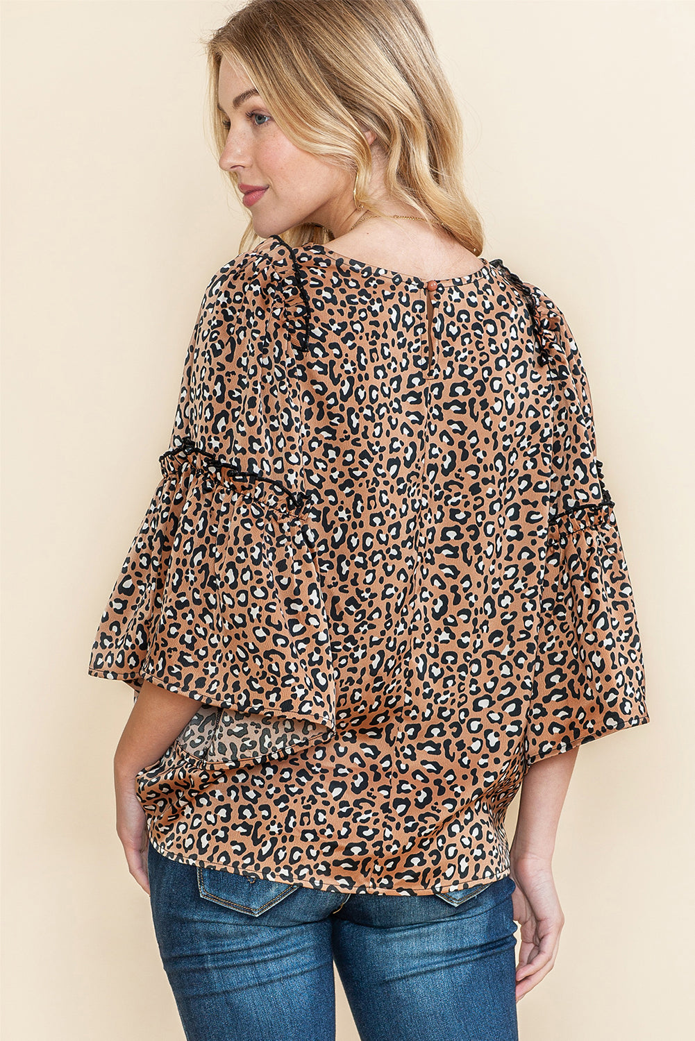 Chestnut Leopard Ruffle Flounce Sleeve BlouseMaterial:97%Polyester+3%Elastane



		The blouse is a stylish and feminine top featuring a trendy leopard print and flounce sleeves, adding a touch of flair to you