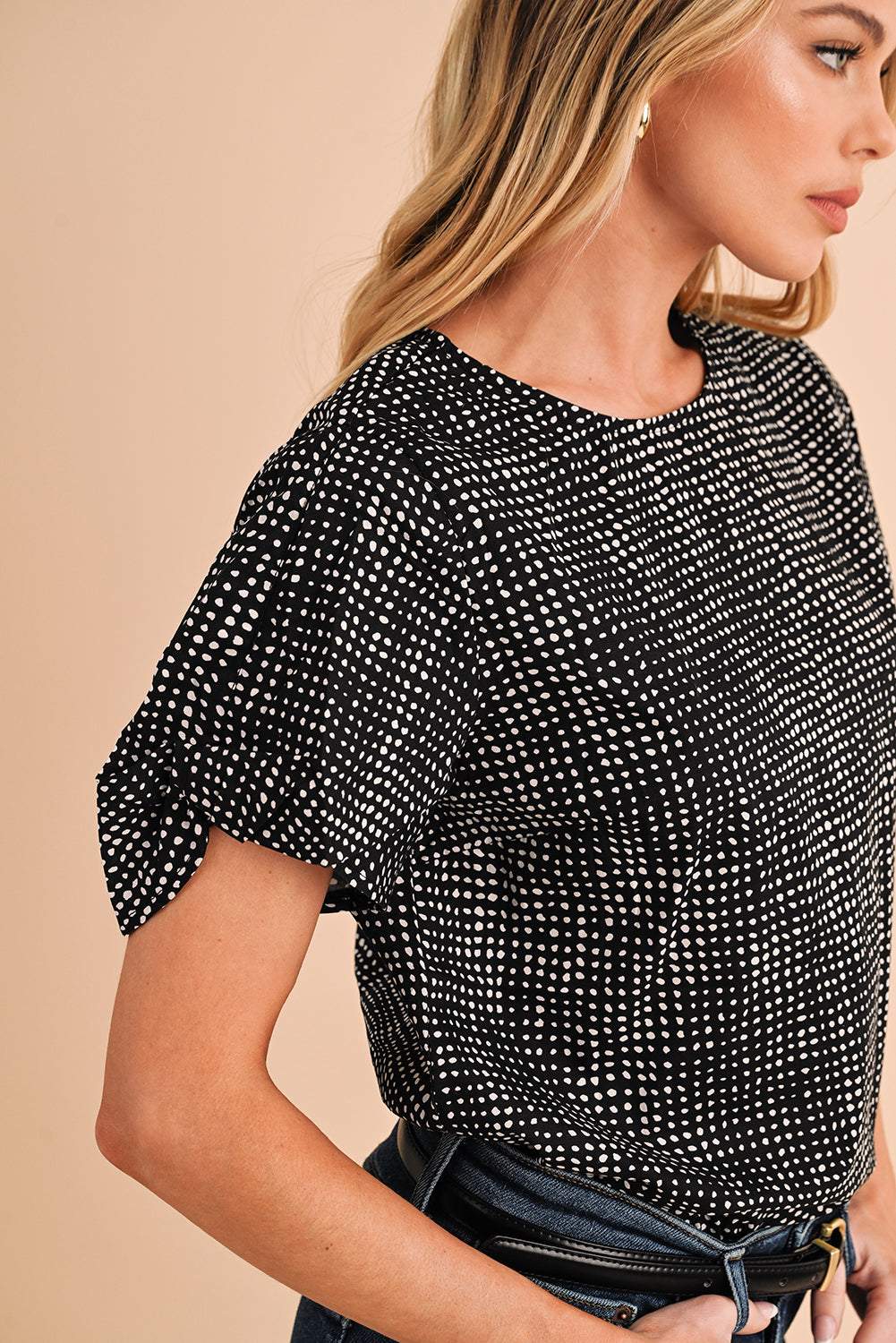 Black Dotted Puff Sleeve Round Neck BlouseMaterial:100%Polyester



		This blouse is designed with puff sleeves, which are characterized by their voluminous and gathered appearance.
	
	
		The blouse is 