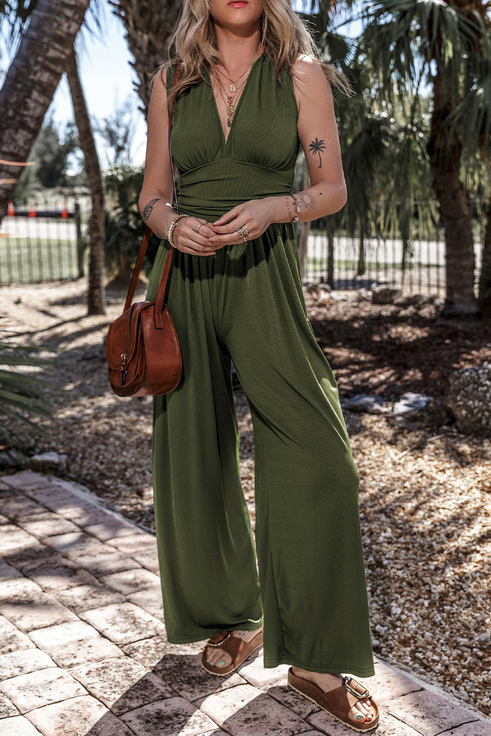 Moss Green Sleeveless V Neck Ruched Wide Leg JumpsuitMaterial:95%Polyester+5%Elastane

• Elegant moss green jumpsuit featuring a flattering V-neck design that accentuates the neckline.
• Sleeveless style offers a chi