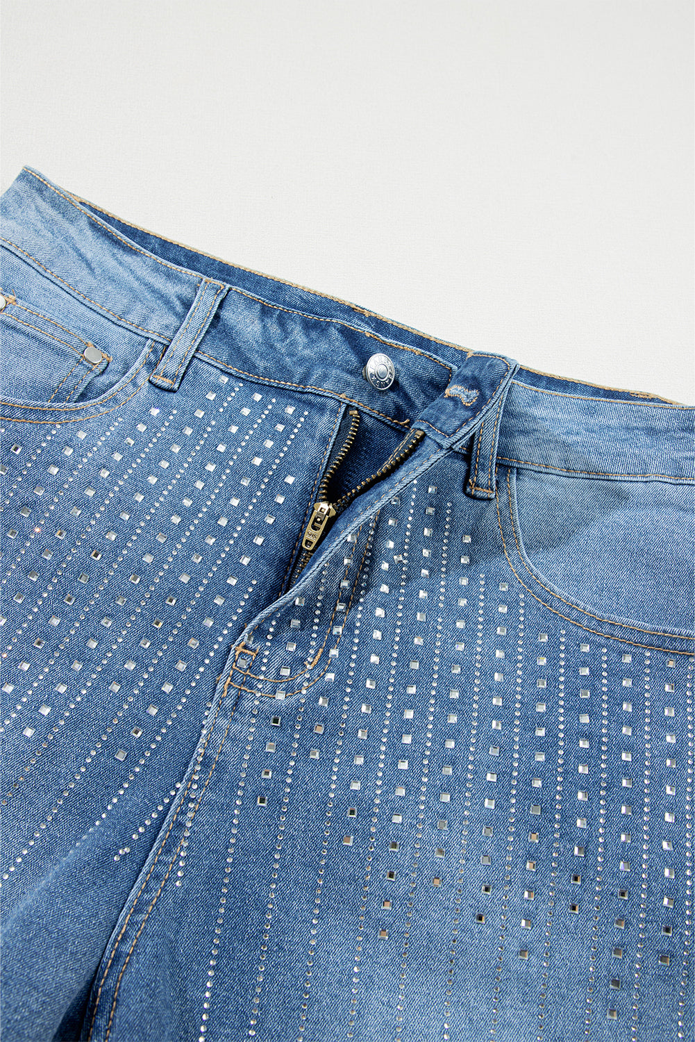 Ashleigh Blue Rhinestone Embellished Denim ShortsMaterial:55%Cotton+42%Viscose+3%Elastane

• Elevate your summer style with the shorts, featuring dazzling rhinestone embellishments that catch the light for a glamo