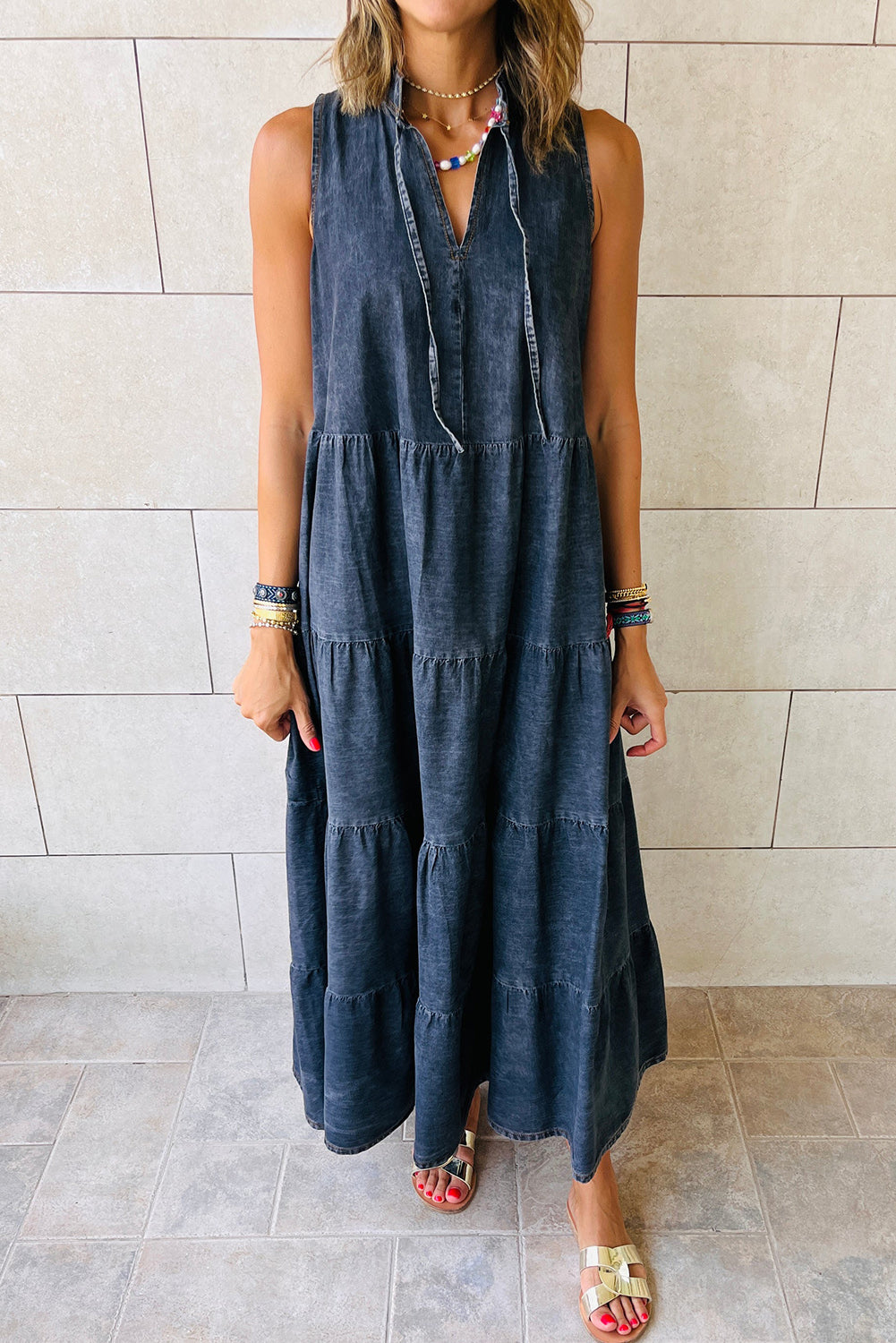 Blue Sleeveless Tiered Chambray Maxi DressMaterial:95%Cotton+5%Polyester


	


		This maxi dress is perfect for summer. The lightweight and airy silhouette is comfortable and breathable. 
	
	
		The ch