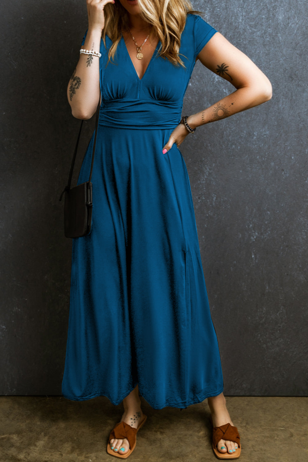 Peacock Blue Deep V Neck Ruched High Waist Midi DressMaterial:65%Polyester+30%Viscose+5%Elastane



		This concise long dress is versatile and suitable for various occasions. 
	
	
		The trendy high-waist look is e