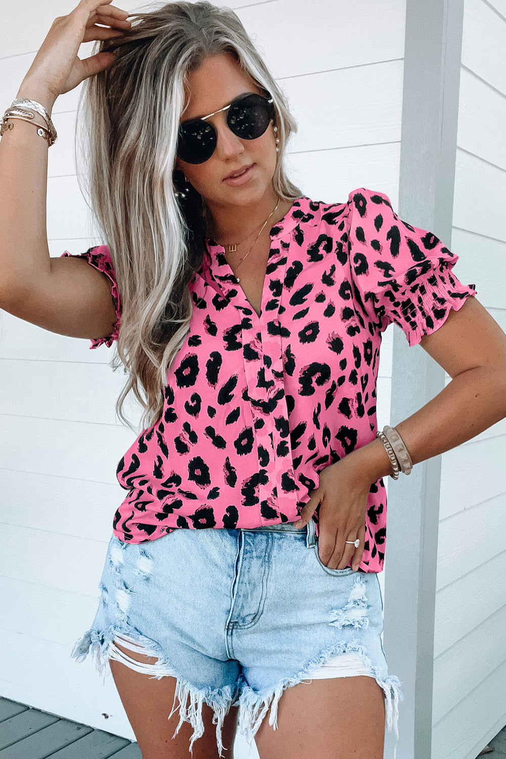 Pink Leopard Print V Neck Smocked Puff Sleeve BlouseMaterial:100%Polyester



		Featuring a v-neckline and smocked details at the waist, this blouse is both stylish and comfortable. 
	
	
		The smocked waistline a