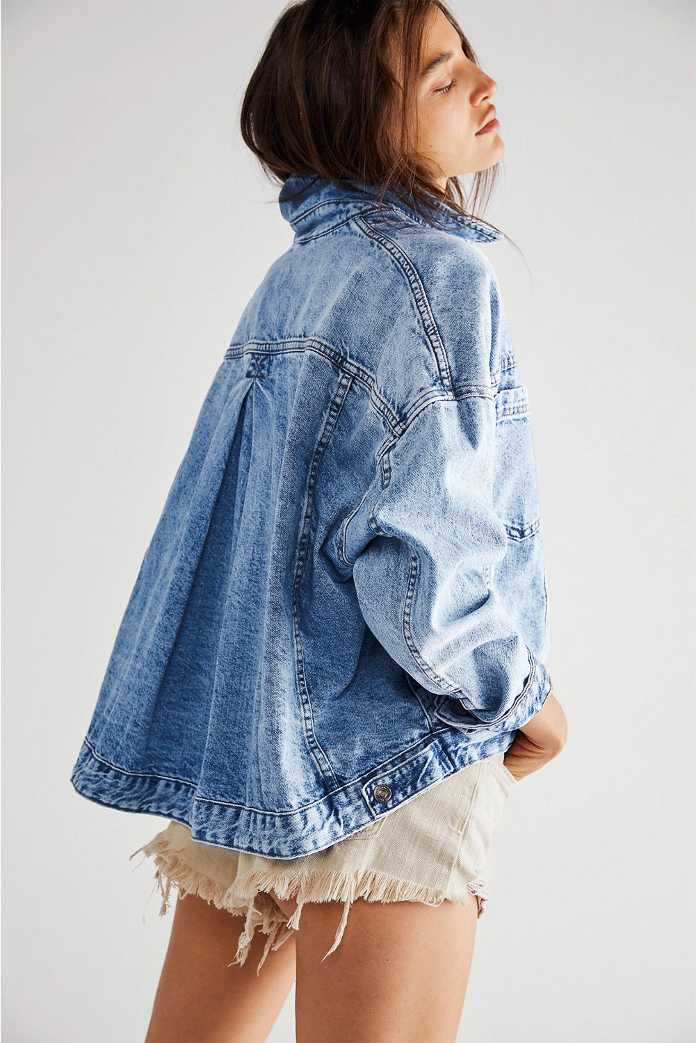 Dark Blue Washed Oversized Pocketed Denim JacketMaterial:75%Cotton+25%Polyester

• Classic dark blue denim jacket with a washed finish for a trendy, worn-in look that's perfect for casual outings or layering over