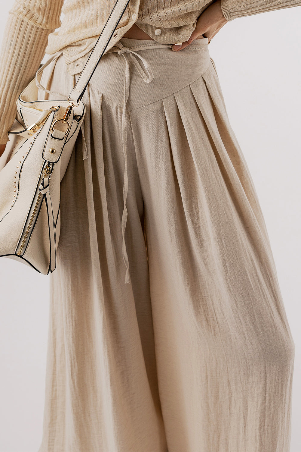 Beige Casual Lace-up Waist Pleated Wide Leg PantsMaterial:67%Viscose+21%Polyamide+12%Linen

• Effortlessly chic, the pants feature a tie waist for a customizable fit and pleated details for a touch of sophisticati