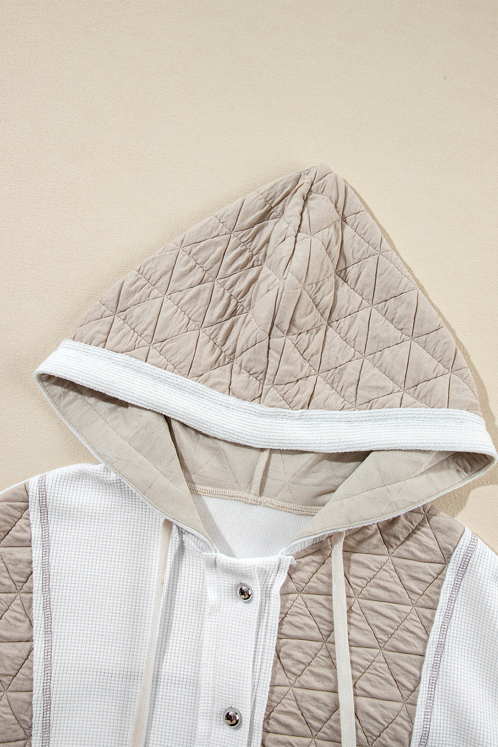 Jungle Green Quilted Textured Patchwork Hooded JacketMaterial:95%Polyester+5%Elastane

• Crafted in a soothing beige hue, this hooded jacket exudes casual charm, perfect for everyday wear.
• Featuring intricate patch