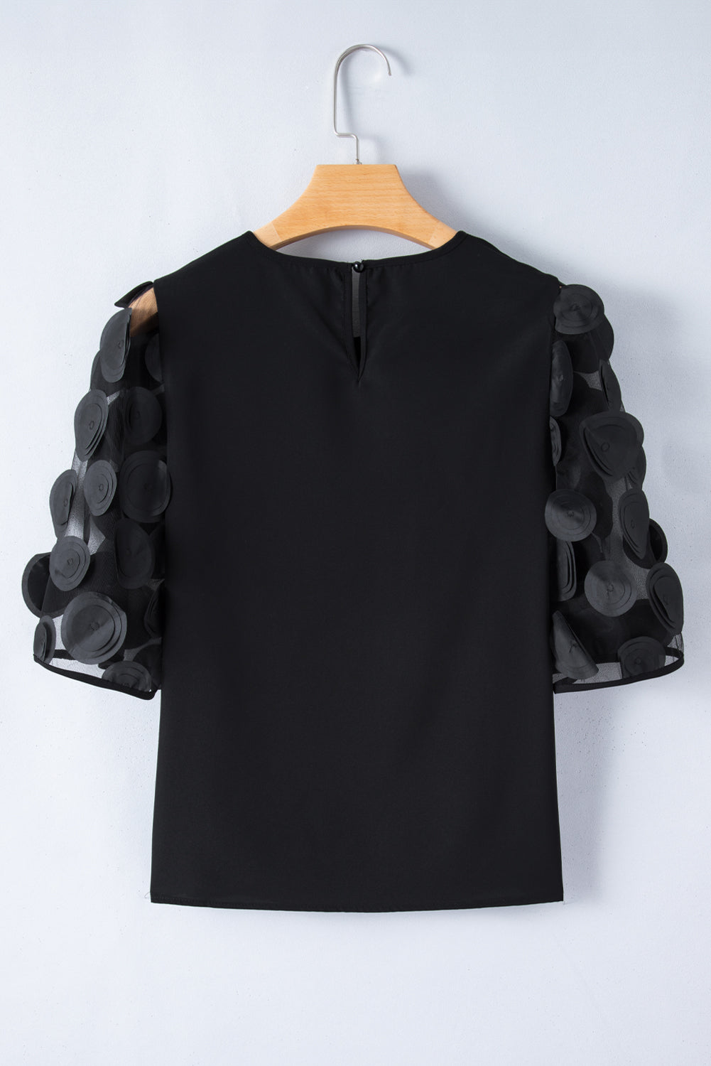 Black Applique Mesh Keyhole Back Splicing Sleeve BlouseMaterial:100%Polyester



		The blouse is a stylish and feminine top featuring delicate applique and mesh splicing on the sleeves, adding a touch of elegance and s