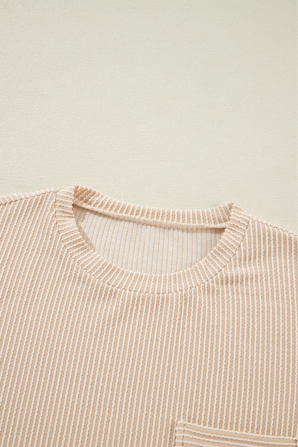 Pink Crinkle Rib Knit Pocketed Loose Fit Crew Neck T ShirtMaterial:75%Polyester+20%Viscose+5%Elastane

• Pink T Shirt offers a charming, feminine touch with its soft pink color and crinkle rib texture, perfect for a casual