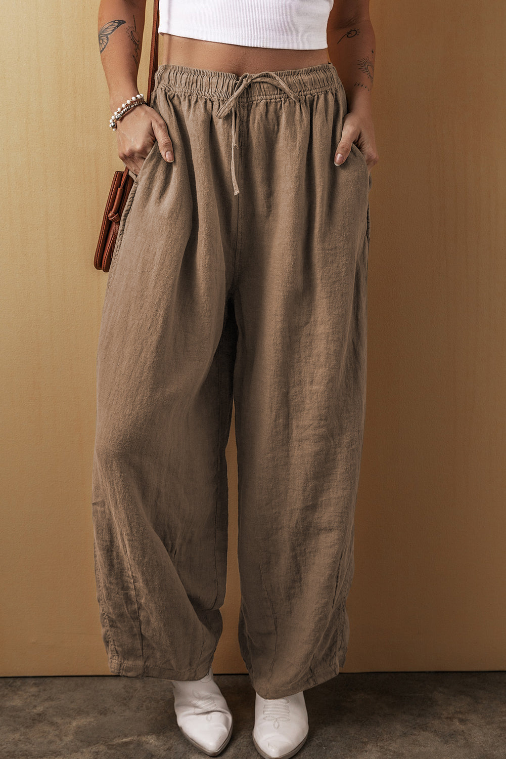 Desert Palm Cotton Linen Drawstring Waist Wide Leg PantsMaterial:50%Viscose+30%Linen+17%Polyester+3%Cotton

• The pants offer a chic and relaxed style perfect for daily wear, crafted from a blend of cotton and linen for 