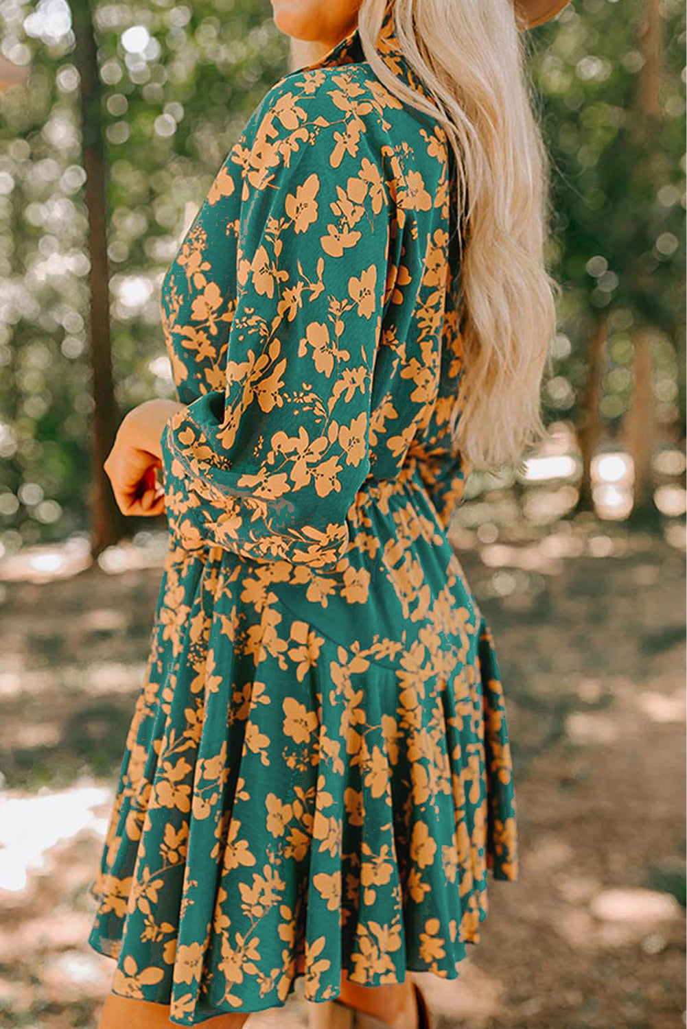 Green Floral Print Drawstring Flowy Short DressMaterial:100%Polyester

• Embrace the carefree boho spirit in this mini dress, featuring a playful floral pattern that exudes effortless charm. 
• The adjustable d