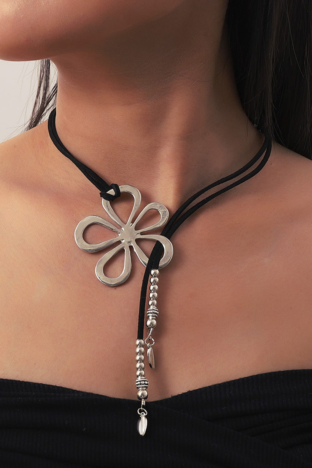 Silvery Hollow Out Floral Leather Rope Y-shaped NecklaceMaterial:100%Alloy



		Intricately designed hollow-out floral pendant
	
	
		Elegant Y-shaped style with leather rope
	
	
		Perfect for both casual and forma