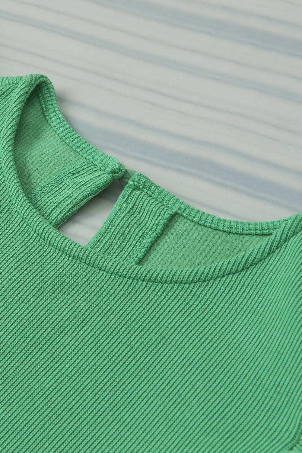 Green Solid Color Ruffle Sleeve Ribbed BlouseMaterial:65%cotton+33%polyester+2%Elastane



		The blouse features ruffle sleeves, which add a playful and romantic touch to the overall design. 
	
	
		The sol