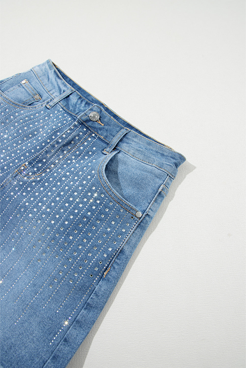 Ashleigh Blue Rhinestone Embellished Denim ShortsMaterial:55%Cotton+42%Viscose+3%Elastane

• Elevate your summer style with the shorts, featuring dazzling rhinestone embellishments that catch the light for a glamo