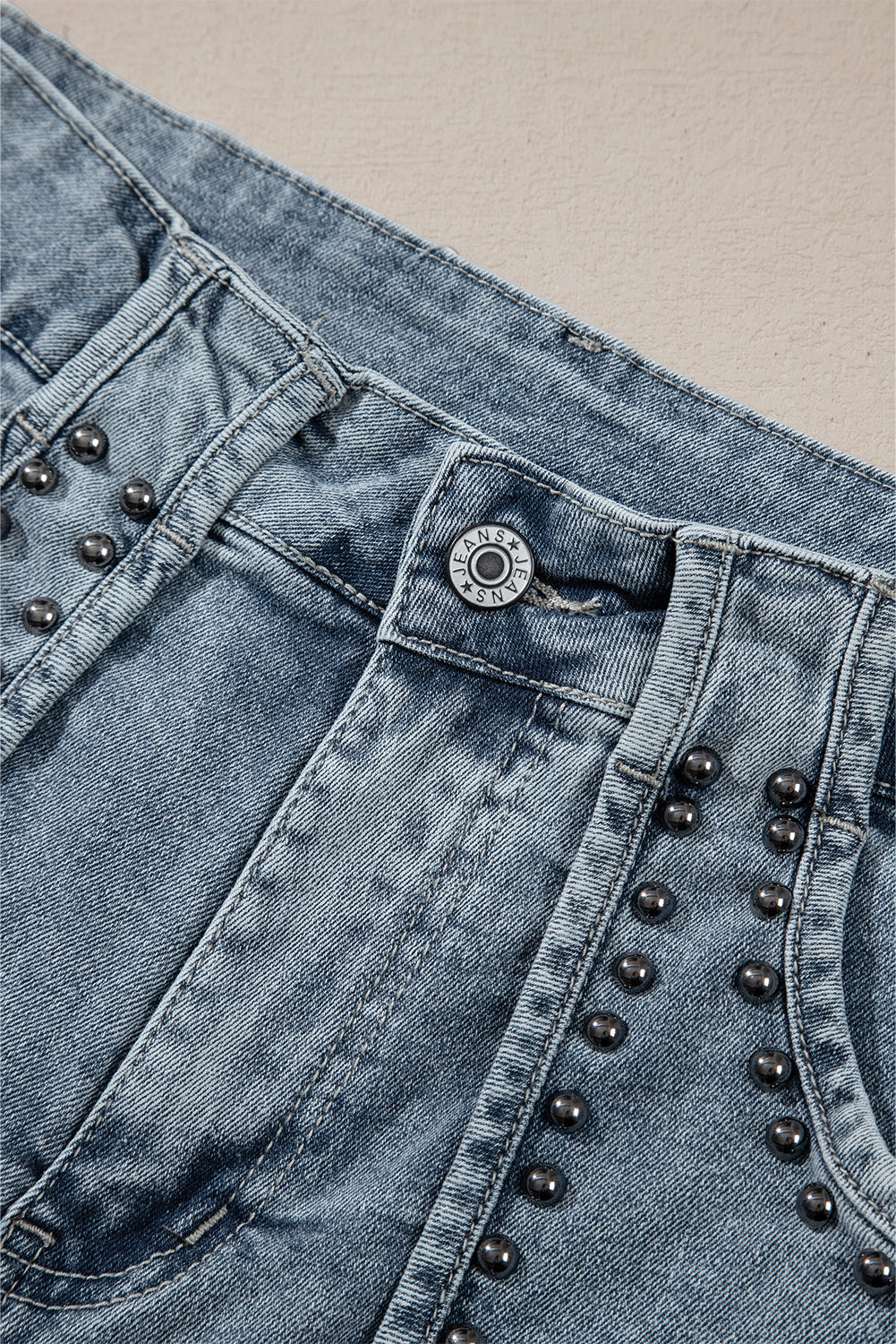 Dusk Blue Studded Acid Wash Denim ShortsMaterial:75%Cotton+23%Polyester+2%Elastane

• Elevate your summer style with the shorts, featuring a vintage-inspired design with edgy studded details for a trendy 