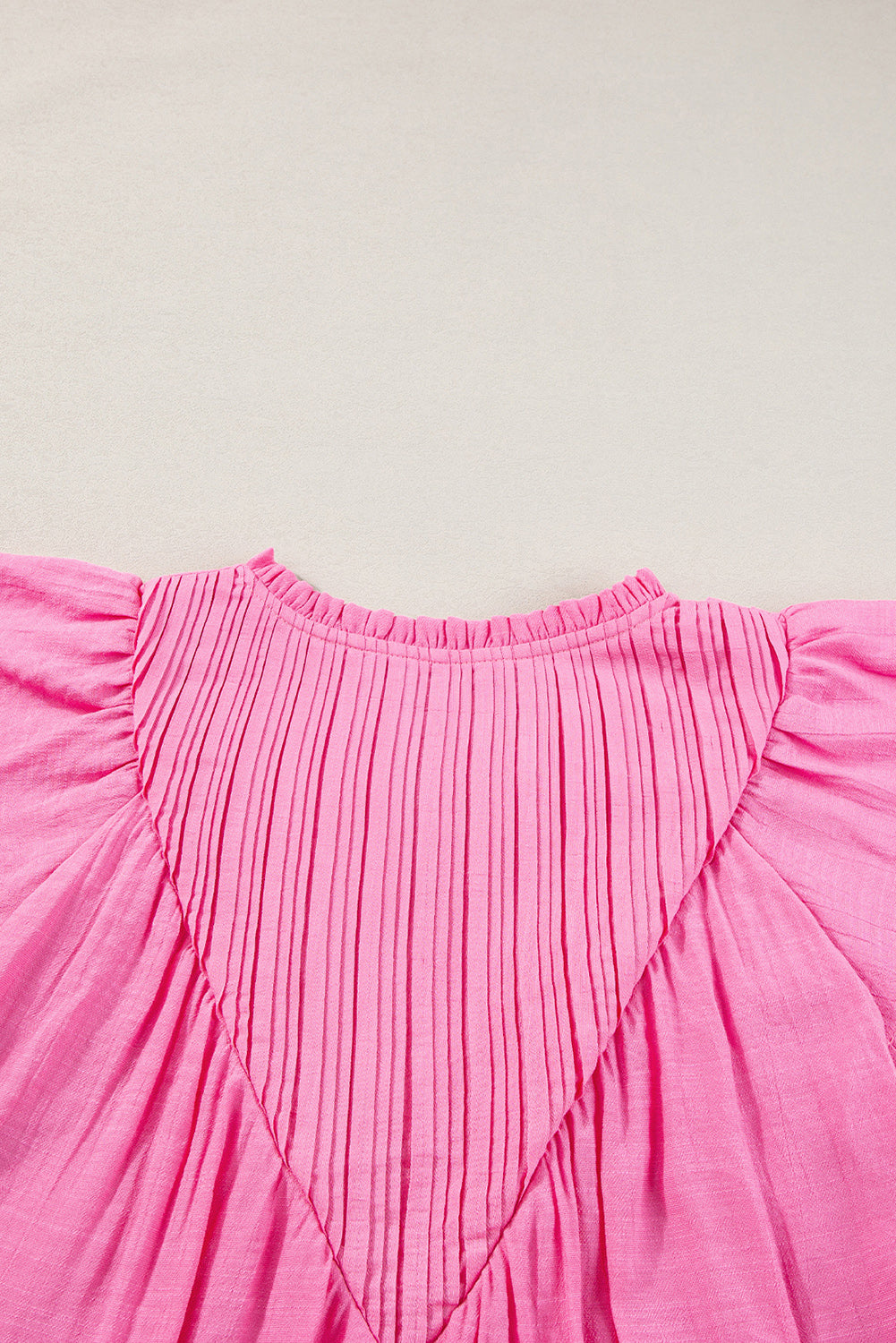 Bright Pink Frill V Neck Splicing Pleated BlouseMaterial:65%Viscose+35%Polyester



		Elevate your wardrobe with our blouse, a versatile and stylish piece that exudes sophistication and charm.
	
	
		This blou