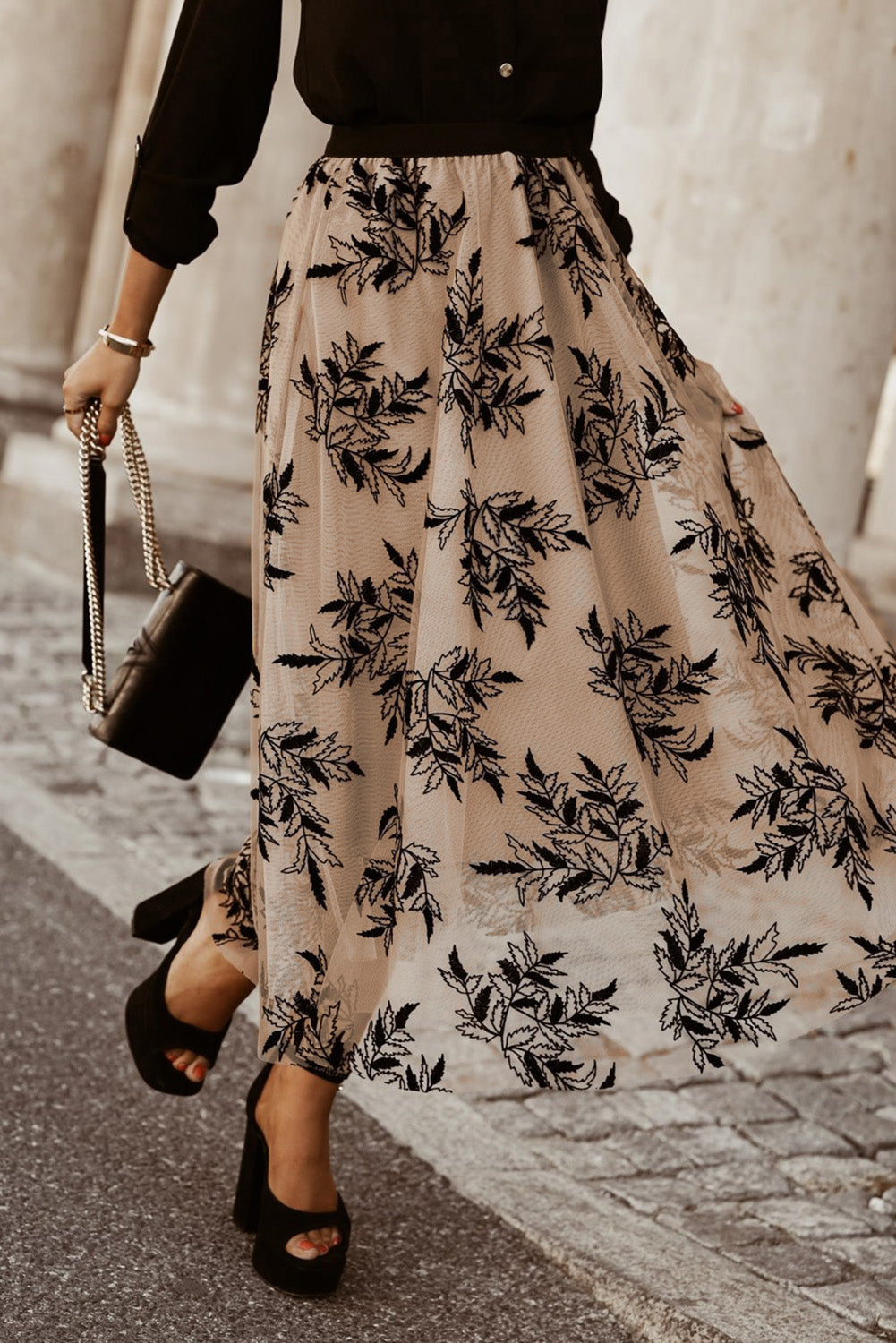 Apricot Floral Leaves Embroidered High Waist Maxi SkirtMaterial:100%Polyamide



		Floral and
leaves embroidered makes the skirt very elegant
	
	
		High waist maxi
skirt outlines women’s slender waistline
	
	
	