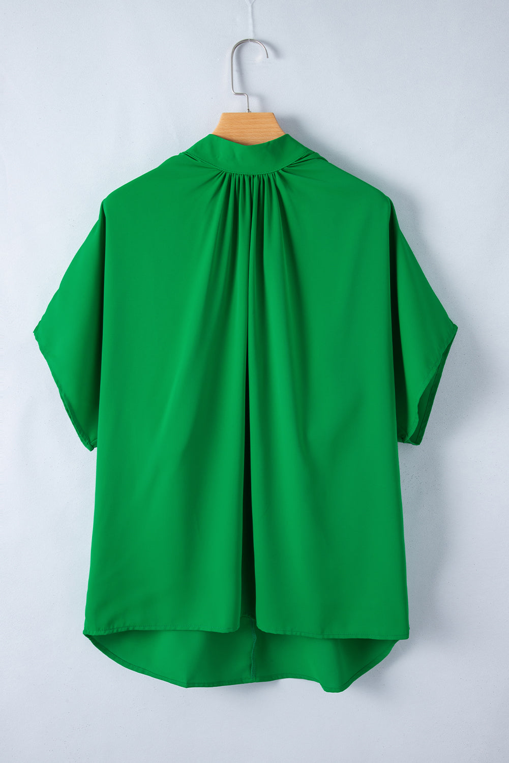 Bright Green Solid Color Batwing Sleeve Knotted BlouseMaterial:95%Polyester+5%Elastane



		The blouse is designed with batwing sleeves, which are loose and wide, creating a relaxed and comfortable fit. The batwing sl