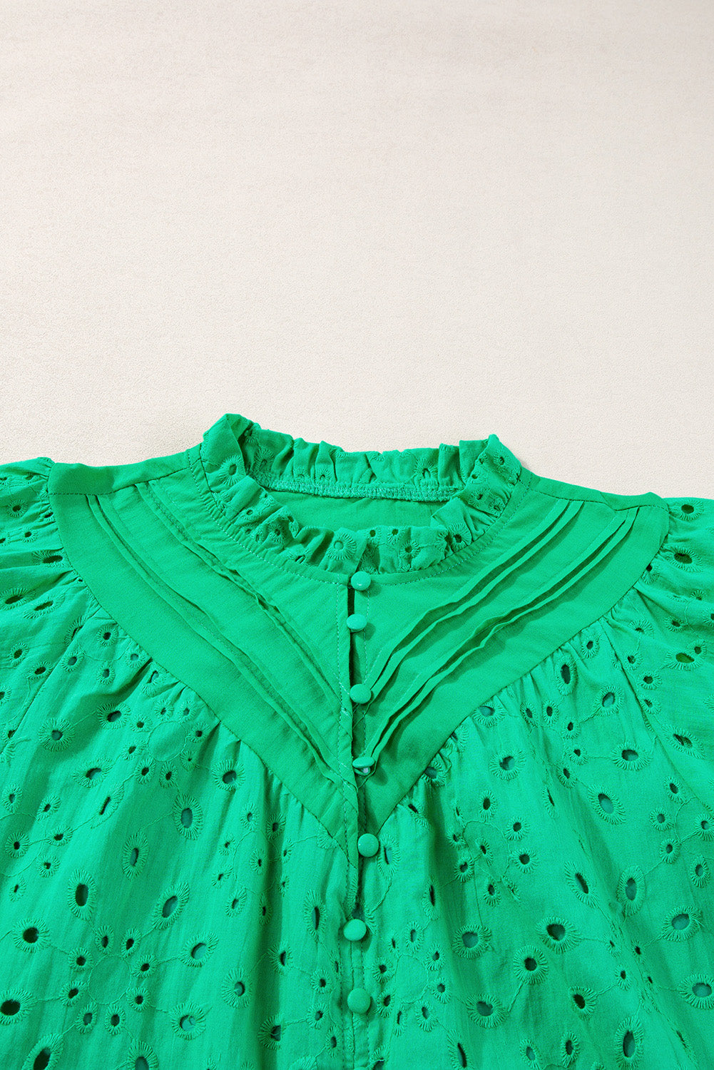 Green Flower Hollow-out Short Puff Sleeve BlouseMaterial:100%Cotton



		With charming floral details and hollow-out accents, this blouse offers a touch of elegance and femininity.
	
	
		Featuring short puff 