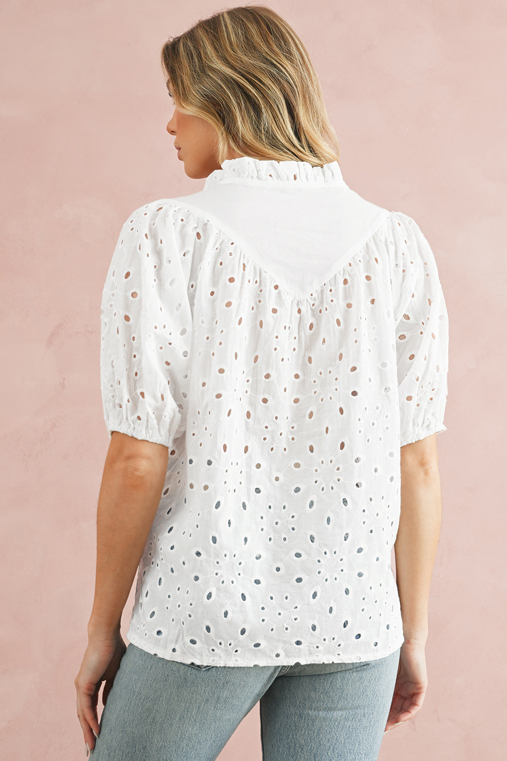 Green Flower Hollow-out Short Puff Sleeve BlouseMaterial:100%Cotton



		With charming floral details and hollow-out accents, this blouse offers a touch of elegance and femininity.
	
	
		Featuring short puff 