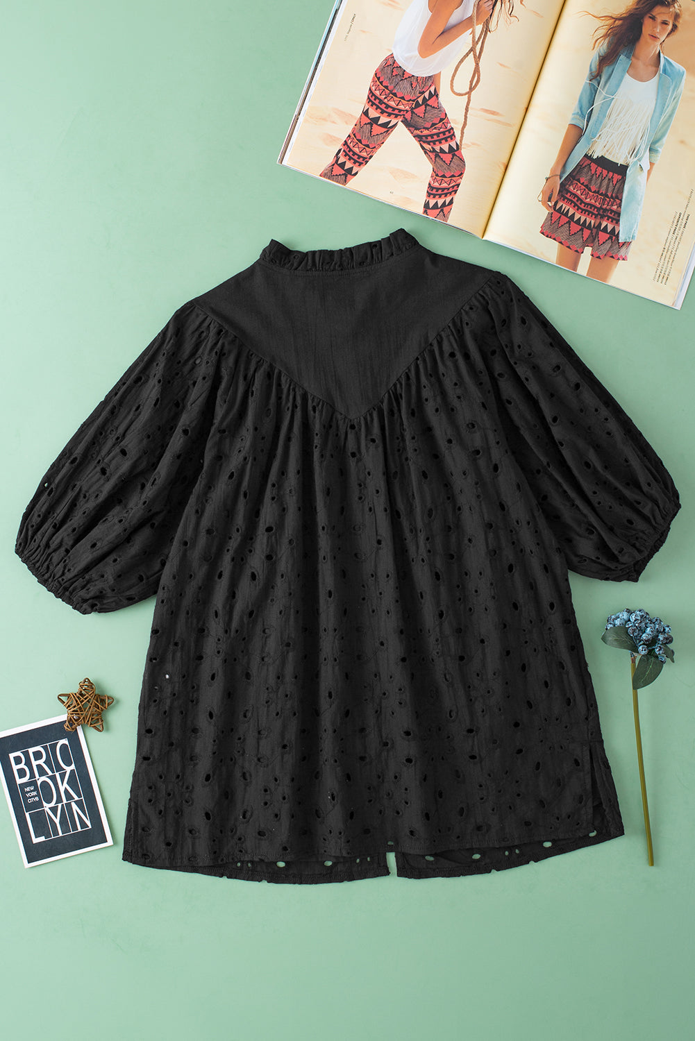 Green Flower Hollow-out Short Puff Sleeve BlouseMaterial:100%Cotton



		With charming floral details and hollow-out accents, this blouse offers a touch of elegance and femininity.
	
	
		Featuring short puff 