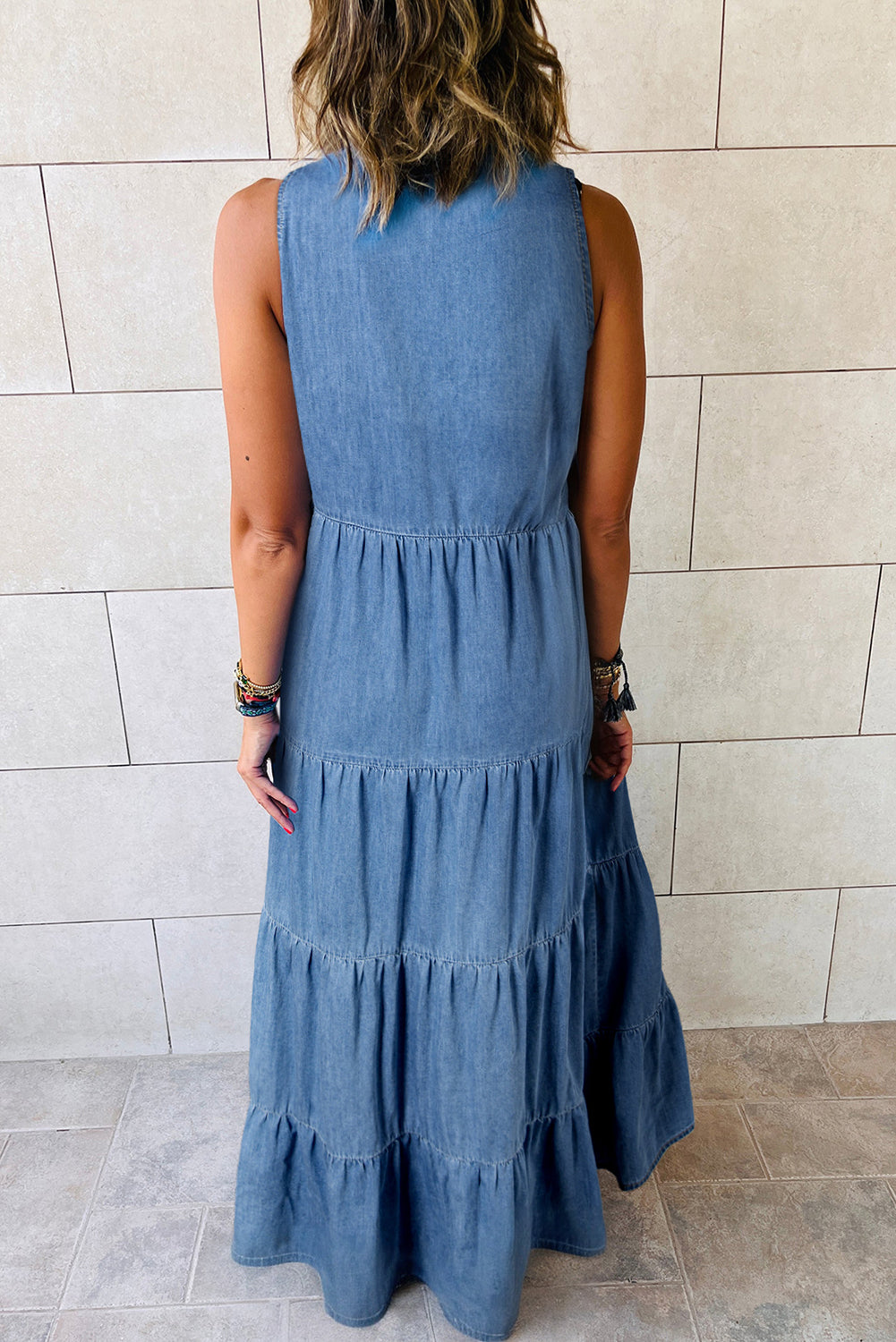 Blue Sleeveless Tiered Chambray Maxi DressMaterial:95%Cotton+5%Polyester


	


		This maxi dress is perfect for summer. The lightweight and airy silhouette is comfortable and breathable. 
	
	
		The ch