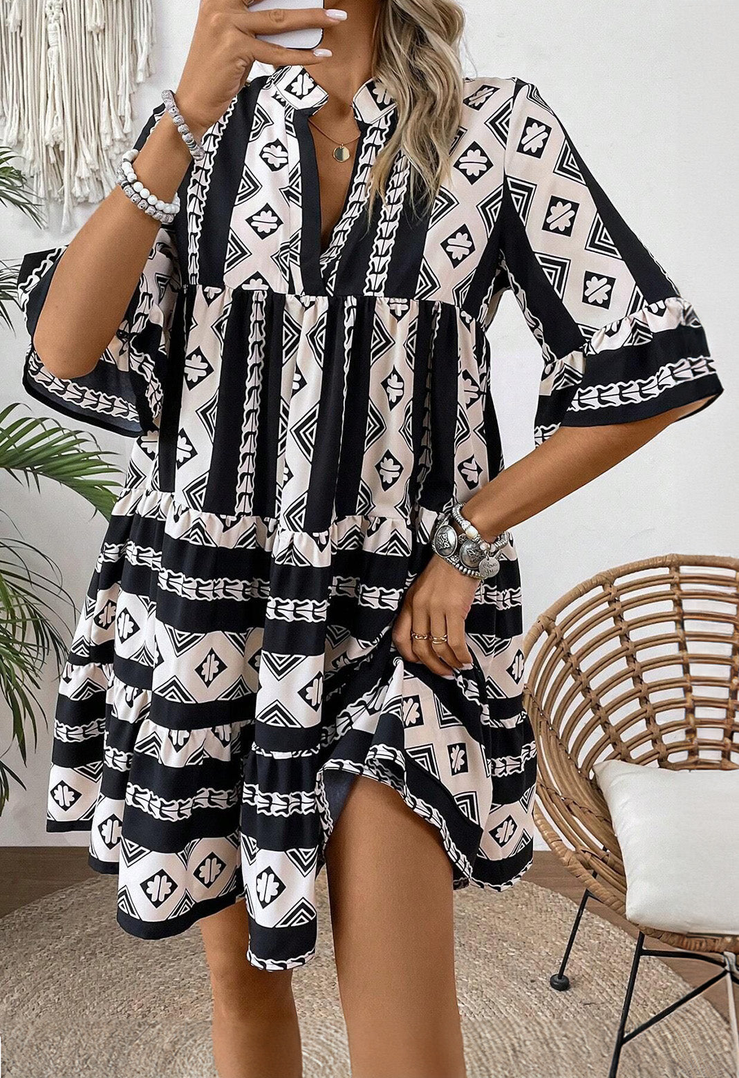 Blue Abstract Print Bell Sleeve V Neck Boho Tiered DressMaterial:100%Polyester

• This dress features a mesmerizing abstract pattern in shades of blue, adding a unique touch to your look. 
• The V-neck and tiered silhou