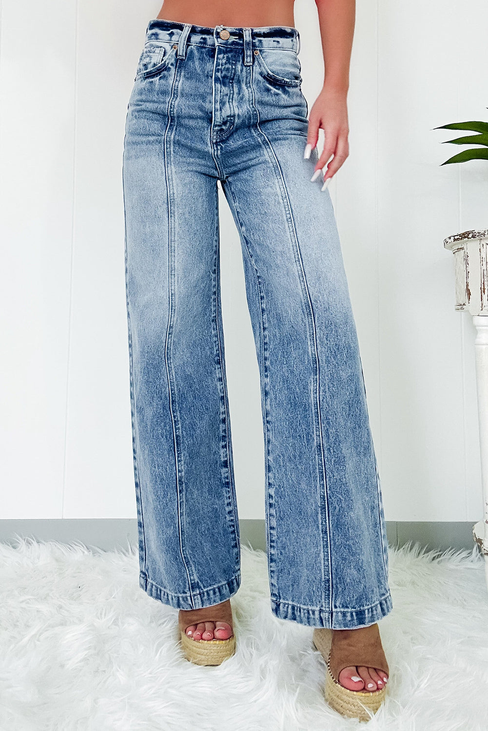 Dusk Blue Central Seamed Wide Leg High Waist JeansMaterial:72%Cotton+26%Polyester+2%Elastane

• Crafted in a rich dusk blue hue, these high waist jeans exude a sophisticated vibe, perfect for day-to-night styling.
