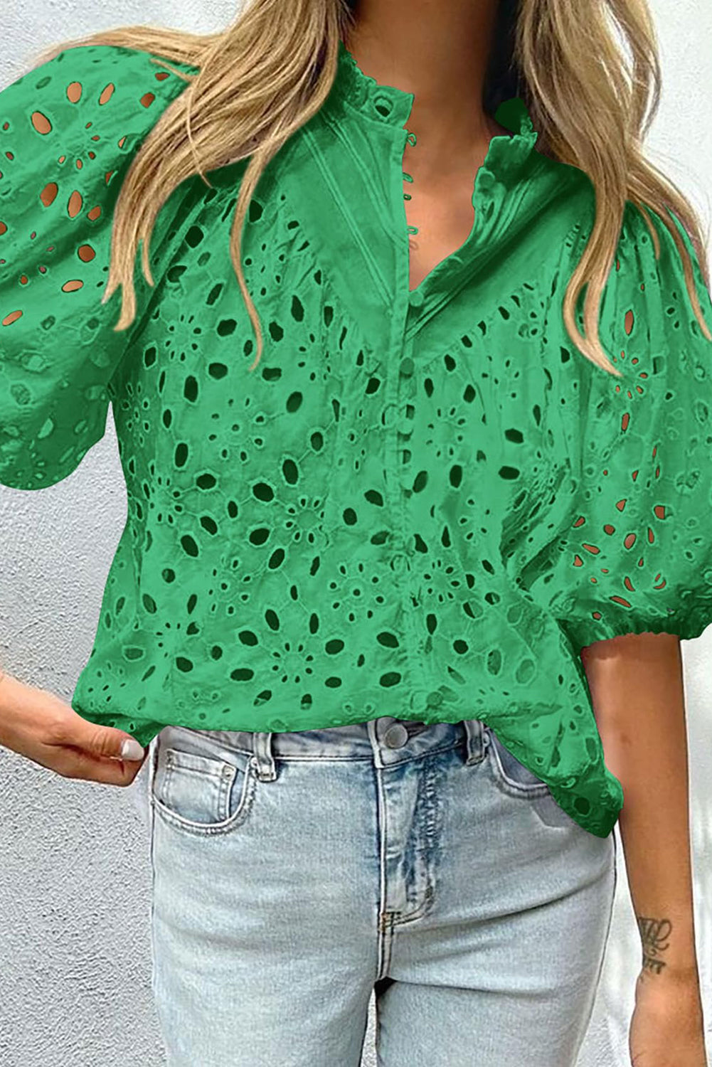 Green Flower Hollow-out Short Puff Sleeve BlouseMaterial:100%Cotton



		With charming floral details and hollow-out accents, this blouse offers a touch of elegance and femininity.
	
	
		Featuring short puff 