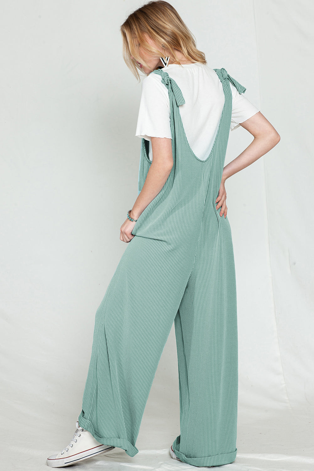 Parchment Pockets Oversized Ribbed Wide Leg JumpsuitMaterial:75％Polyester+20％Viscose+5％Elastane



		The jumpsuit is colored in a vibrant shade, adding a pop of color to your outfit.
	
	
		It features an oversize