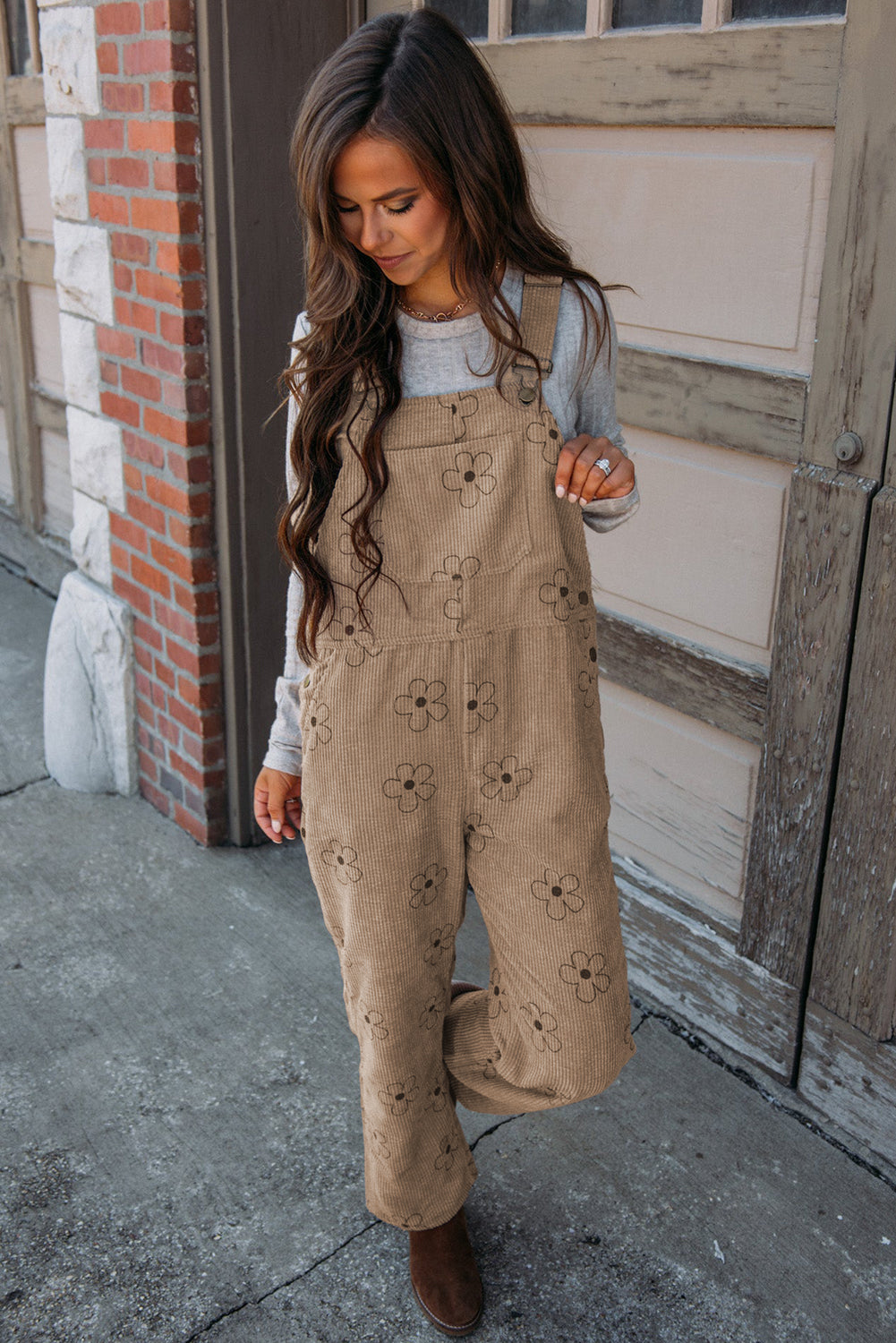 Khaki 60s Flower Print Corduroy OverallsMaterial:100%Polyester

• Embrace retro vibes with our overalls, perfect for a laid-back day out with its casual style and charming floral pattern. 
• Stay hands-f