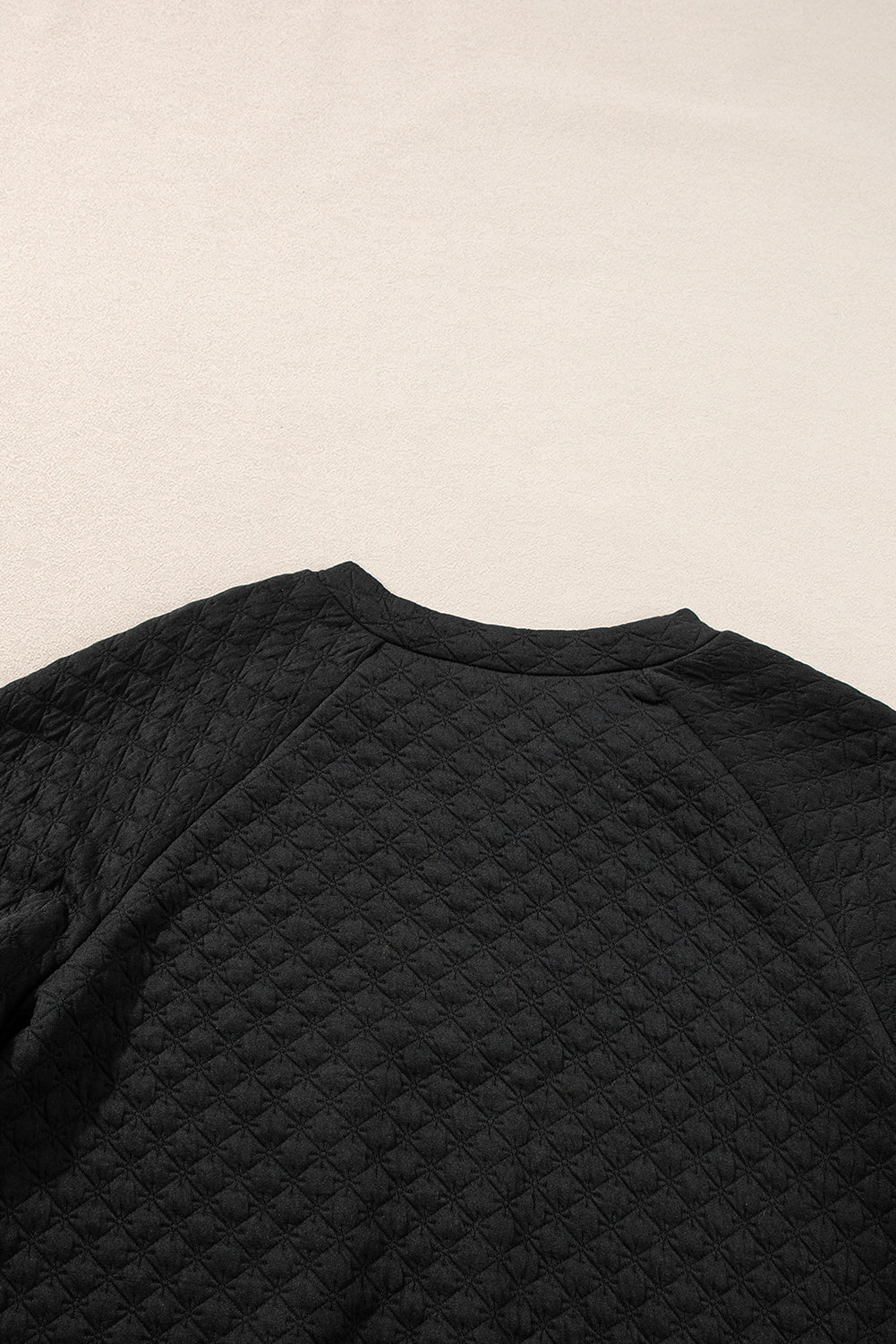 Black Quilted V-Neck Solid Color Long Sleeve TopMaterial:95%POLYESTER+5%ELASTANE



		The top is a classic and versatile piece that offers both comfort and style with its quilted texture and simple design.
	
	