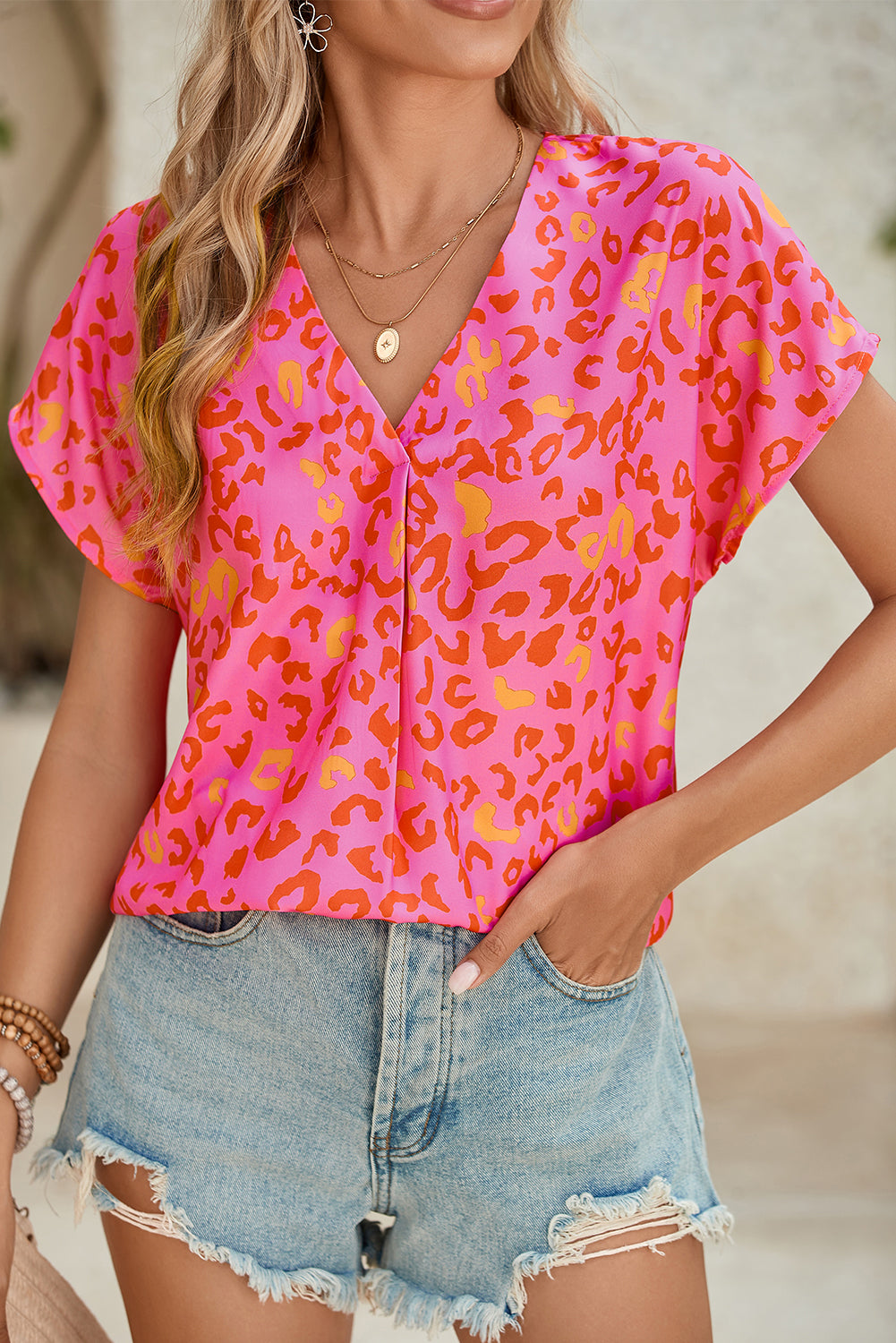 Pink Leopard V Neck Short Sleeve BlouseMaterial:100%Polyester


	


		The blouse features a trendy V-neck design and short sleeves, combining comfort with a fashionable edge. 
	
	
		The eye-catchin