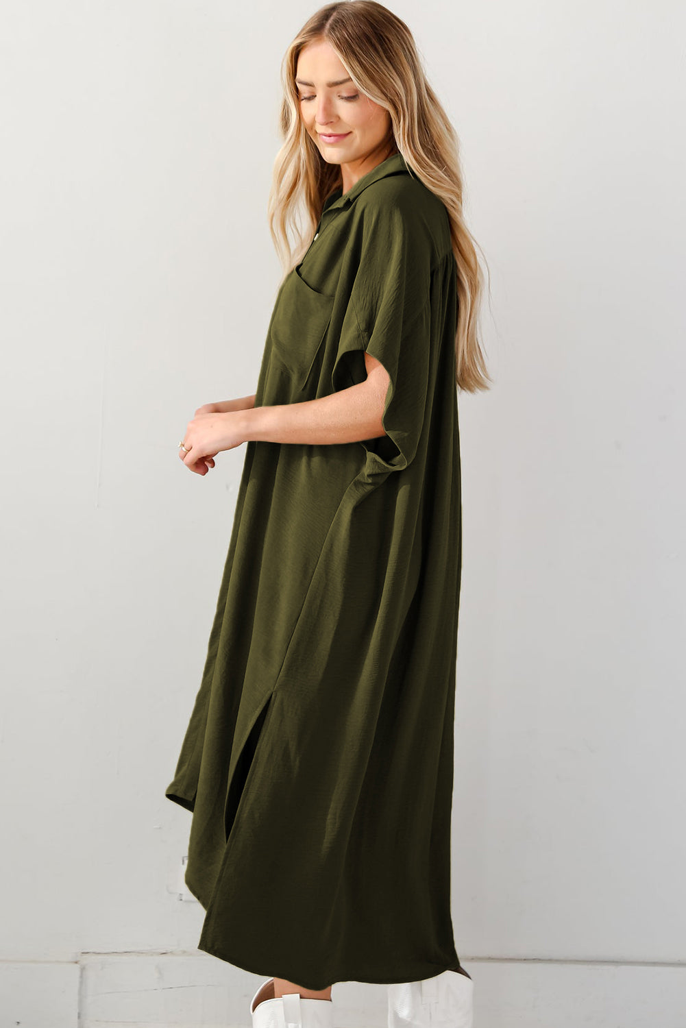 Jungle Green Loose High Low Side Slits Short Sleeve Shirt DressMaterial:100%Polyester


	

			This dress is designed to be friendly to any shape, offering a relaxed fit and comfortable wear.
		
		
			Featuring a collared n