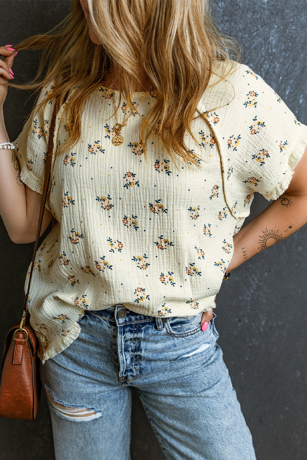 Beige Ditsy Floral Print Fringe Trim Crinkled TopMaterial:100%Cotton

• Embrace bohemian vibes with this top featuring charming fringe trim for a playful touch.
• The crinkled texture adds a relaxed, effortless f