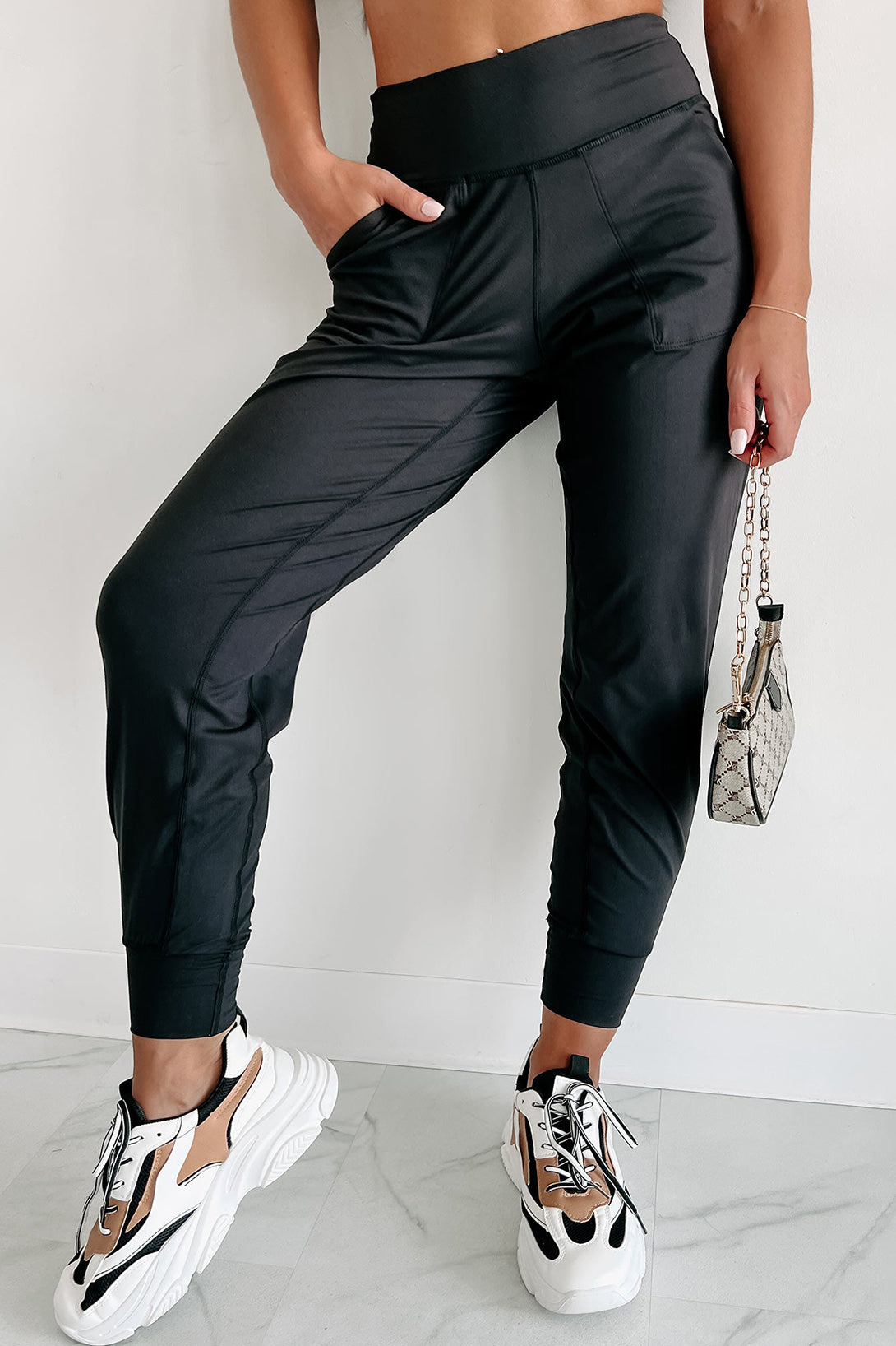 Black Exposed Seam High Waist Pocketed JoggersMaterial:100%Polyester



		These solid joggers are a versatile addition to your wardrobe, suitable for individuals of all body types.

	
		The exposed seam desi