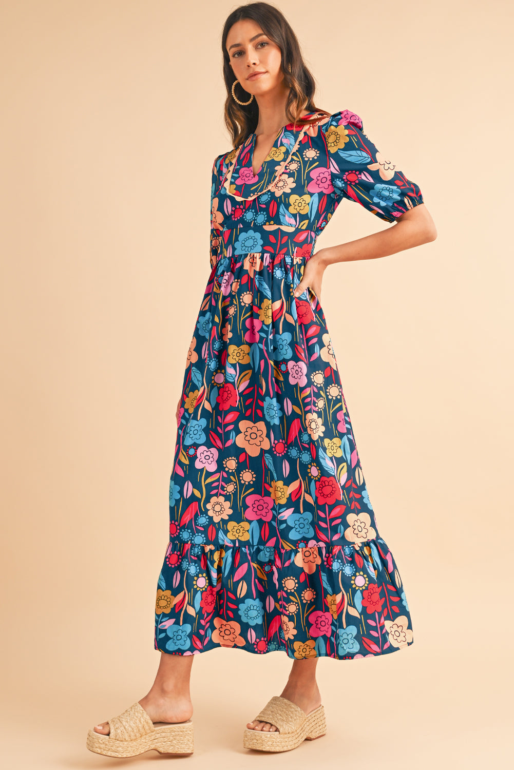 Green Floral Print Split V Neck Puff Sleeve Maxi DressMaterial:100%Cotton



		The dress is made from a soft and breathable fabric, ensuring comfort and a lightweight feel.
	
	
		This maxi dress features a split V 