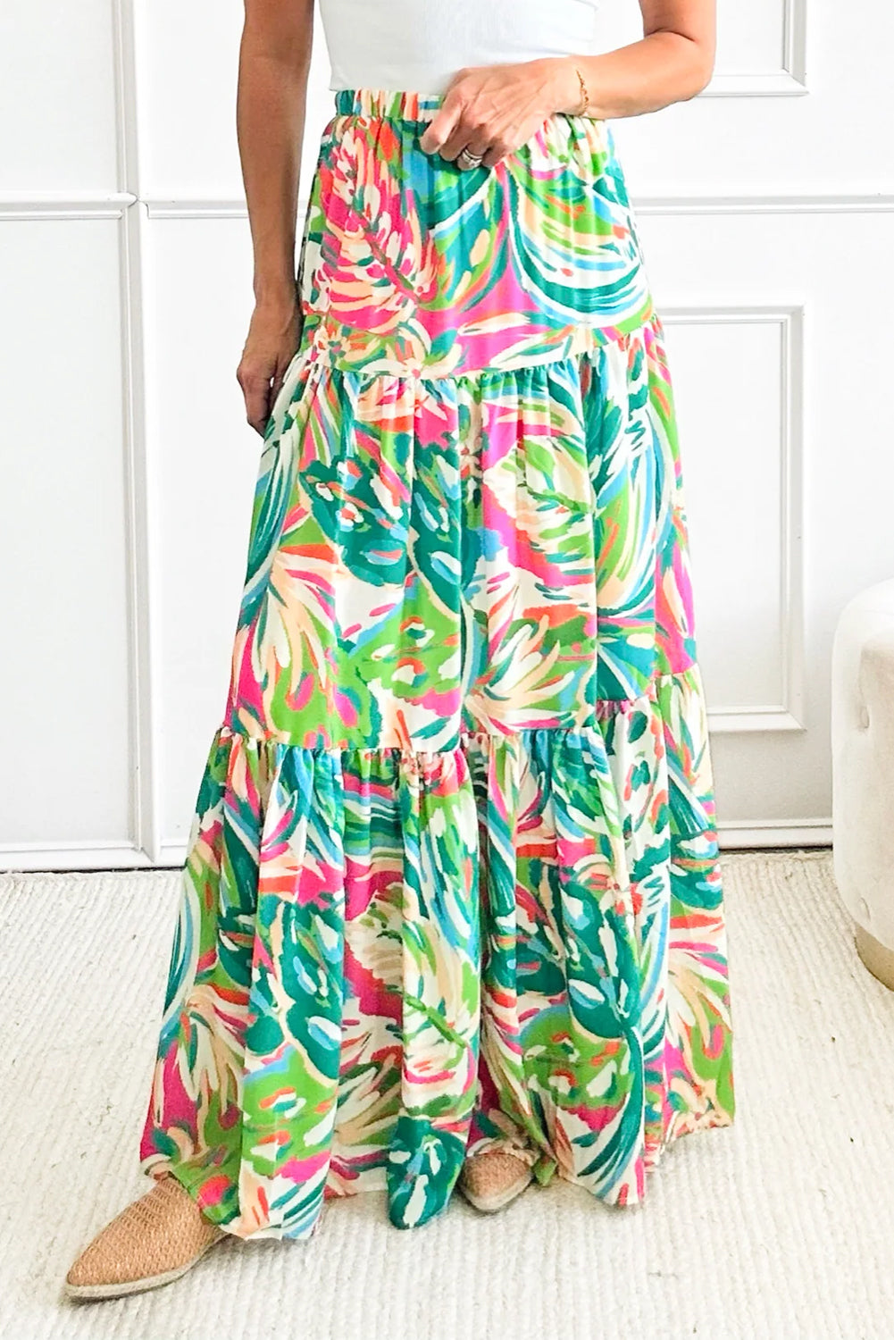 Green Abstract Printed High Waist Tiered Maxi SkirtMaterial:100%Polyester

• Stand out in style with this skirt, perfect for a fun vacation look with its vibrant color and eye-catching design.
• The high waist desi