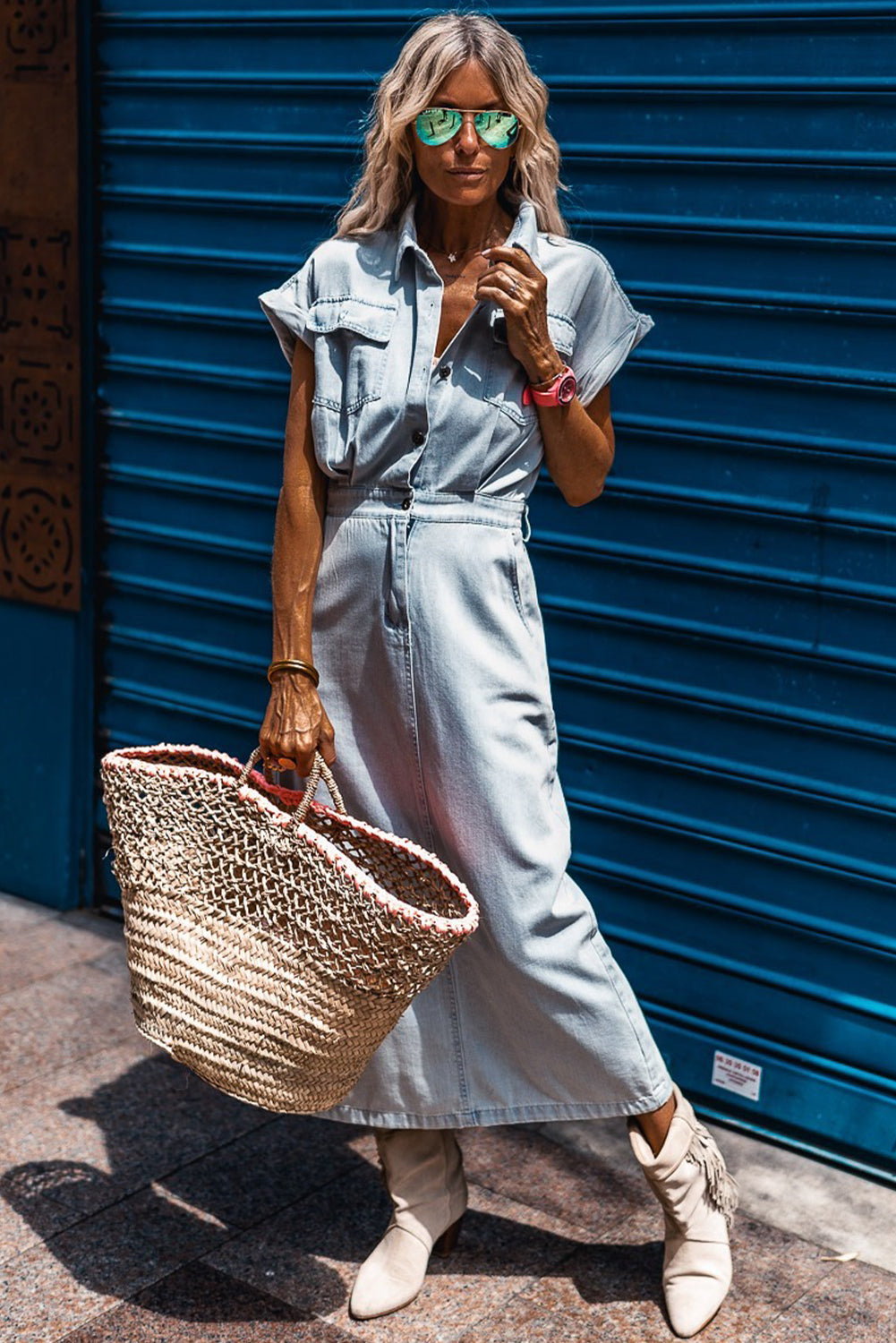 Beau Blue Short Batwing Sleeve Slit Back Denim Maxi DressMaterial:82%Cotton+10%Polyester+8%Viscose



		Embrace a vintage-inspired look with this denim dress featuring a light wash hue. 
	
	
		The classic and popular 