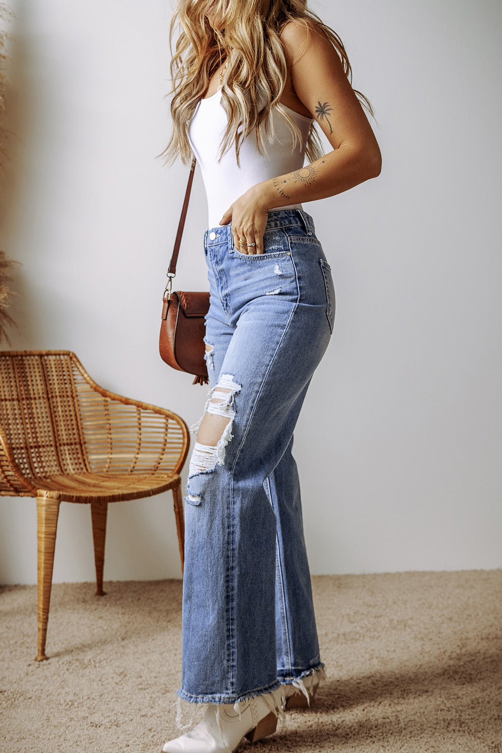 Ashleigh Blue Distressed Raw Hem Straight Leg High Waist JeansMaterial:71%Cotton+27.5%Polyester+1.5%Elastane

• The raw hem adds a touch of edge, while the high waist design offers a flattering silhouette for daily wear.
• Co