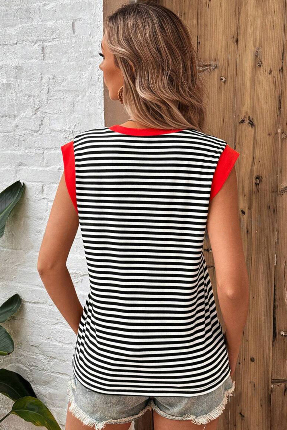 Black Stripe Colorblock Edge Round Neck Sleeveless TopMaterial:95%Polyester+5%Elastane

• Effortlessly chic, this top combines classic stripes with a modern colorblock design for a trendy look..
• Crafted from high-qu