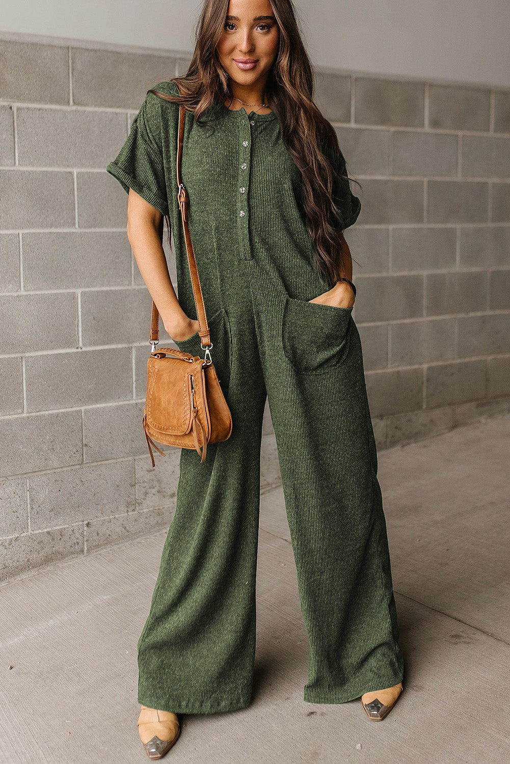 Jungle Green Textured Side Pockets Buttoned Wide Leg JumpsuitMaterial:97%Polyester+3%Elastane

• Stand out in the urban jungle with this jumpsuit, featuring a high waist for a flattering silhouette and wide legs for a chic, m