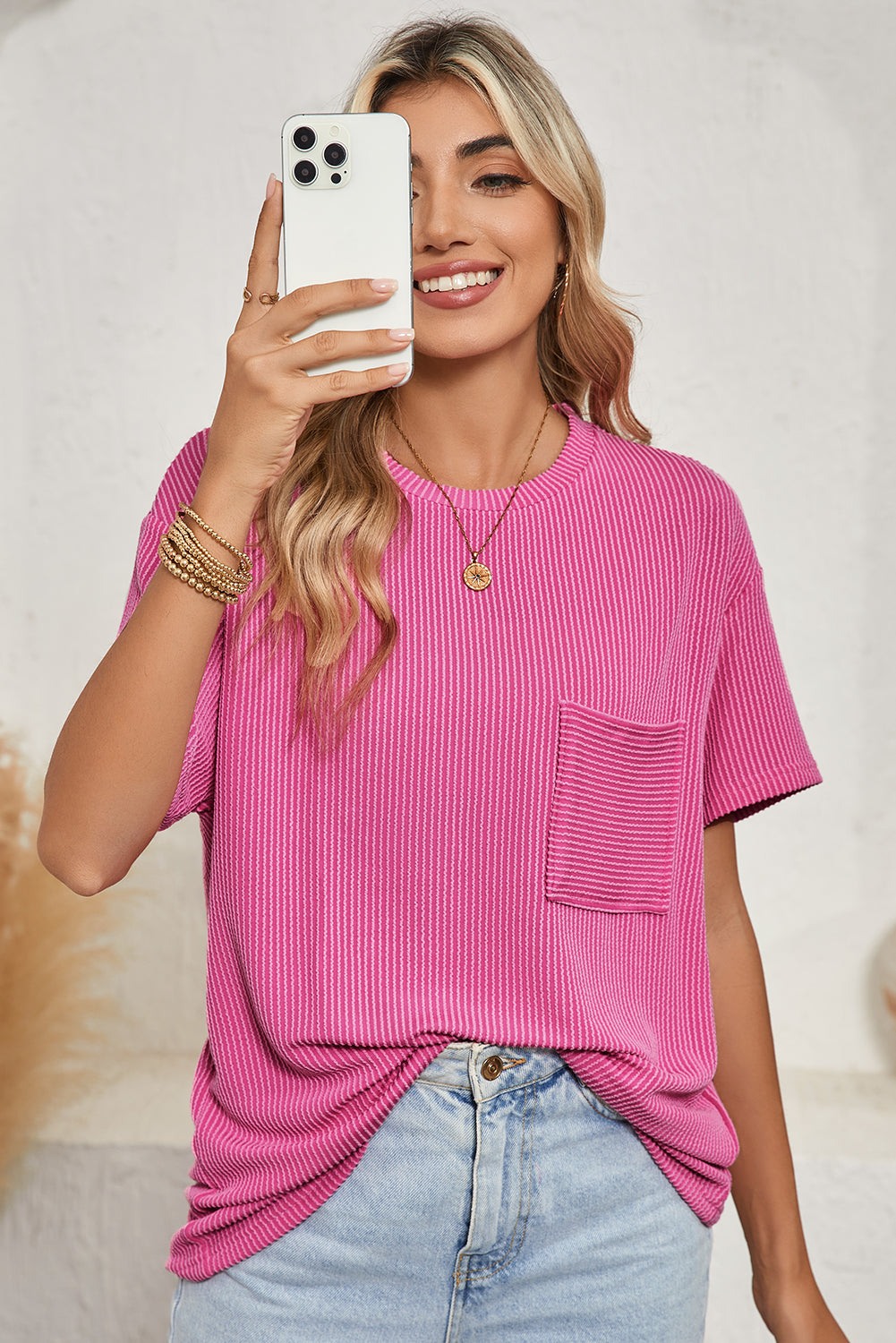 Pink Crinkle Rib Knit Pocketed Loose Fit Crew Neck T ShirtMaterial:75%Polyester+20%Viscose+5%Elastane

• Pink T Shirt offers a charming, feminine touch with its soft pink color and crinkle rib texture, perfect for a casual