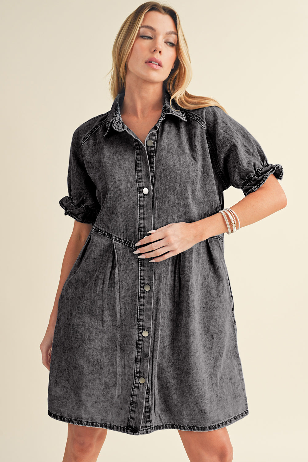 Blue Mineral Washed Ruffled Short Sleeve Pocketed Denim DressMaterial:82%Cotton+10%Polyester+8%Viscose



		This denim dress features short sleeves and a ruffled detail, adding a feminine and playful touch to the design.
	
