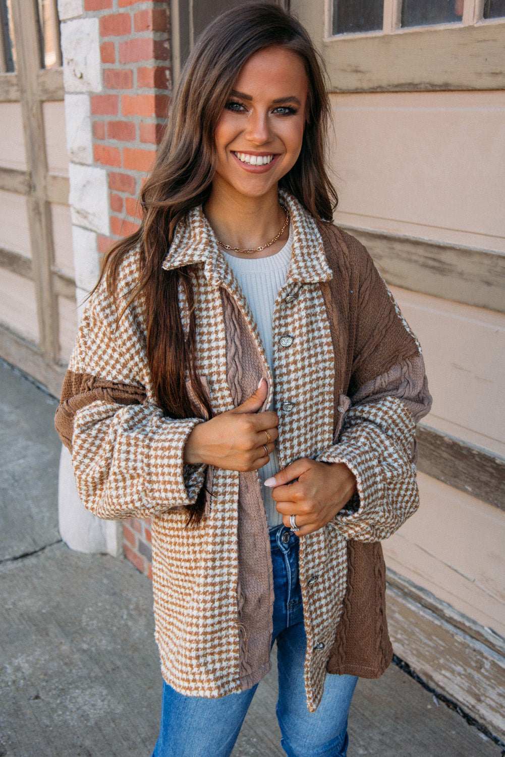 Khaki Houndstooth Textured Patchwork Loose ShacketMaterial:100%Polyester

• Embrace effortless style with our shacket, perfect for a relaxed day out or casual gatherings.
• The intricate patchwork design adds a un