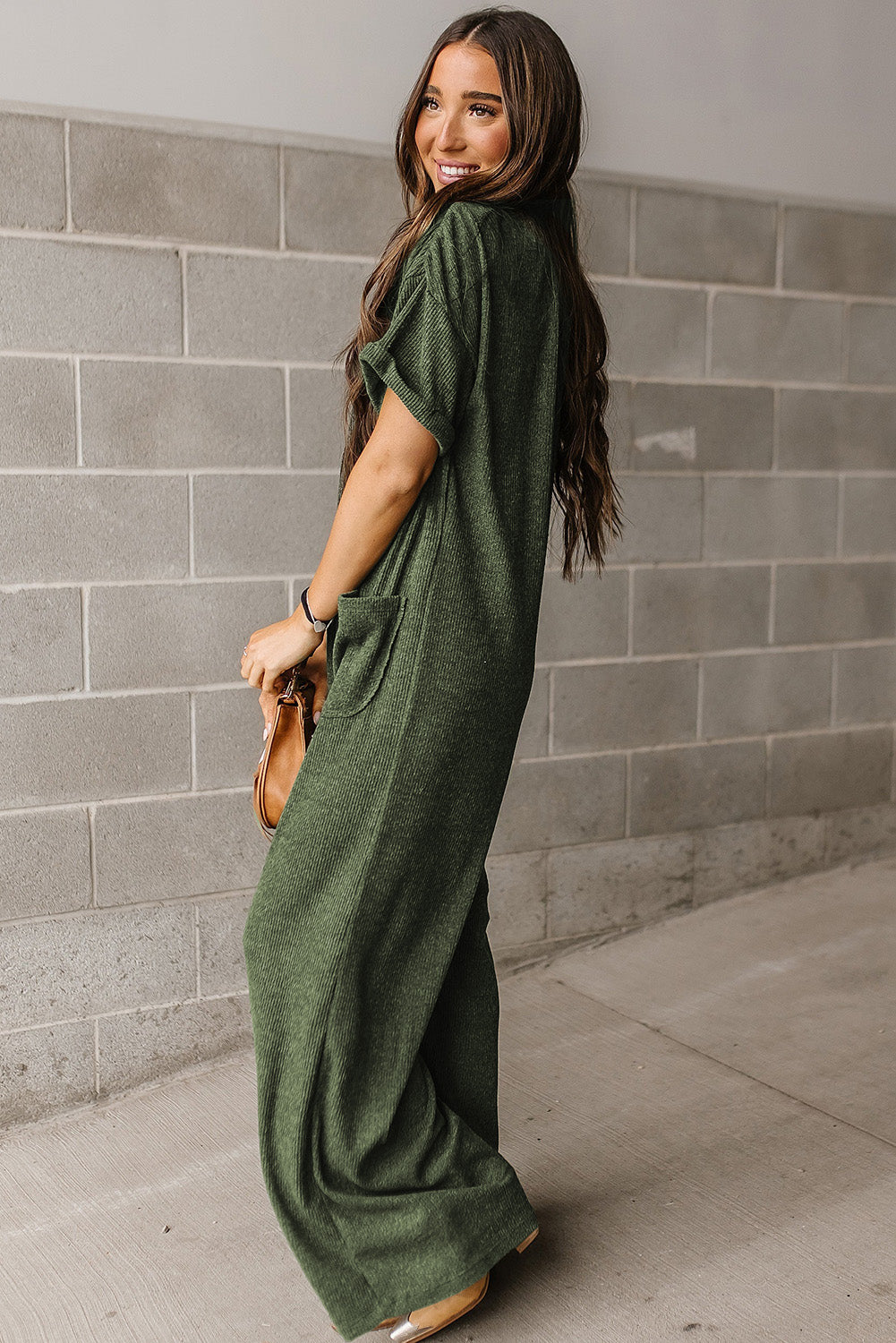 Jungle Green Textured Side Pockets Buttoned Wide Leg JumpsuitMaterial:97%Polyester+3%Elastane

• Stand out in the urban jungle with this jumpsuit, featuring a high waist for a flattering silhouette and wide legs for a chic, m