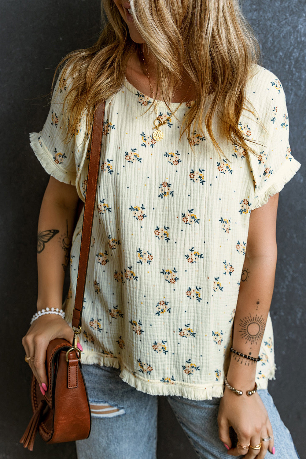 Beige Ditsy Floral Print Fringe Trim Crinkled TopMaterial:100%Cotton

• Embrace bohemian vibes with this top featuring charming fringe trim for a playful touch.
• The crinkled texture adds a relaxed, effortless f