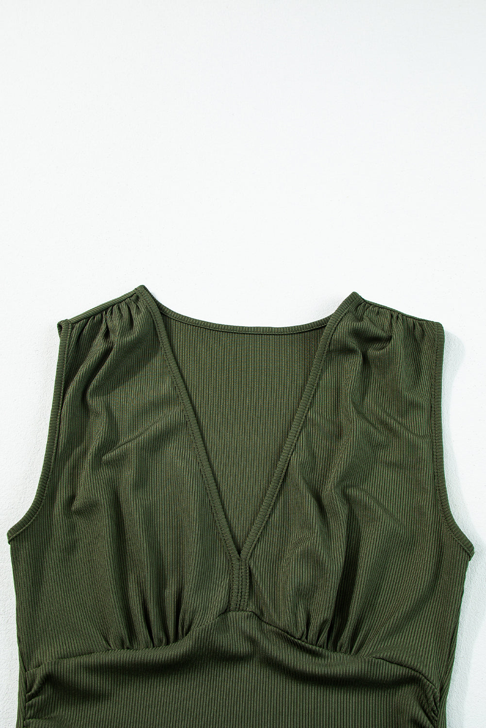 Moss Green Sleeveless V Neck Ruched Wide Leg JumpsuitMaterial:95%Polyester+5%Elastane

• Elegant moss green jumpsuit featuring a flattering V-neck design that accentuates the neckline.
• Sleeveless style offers a chi